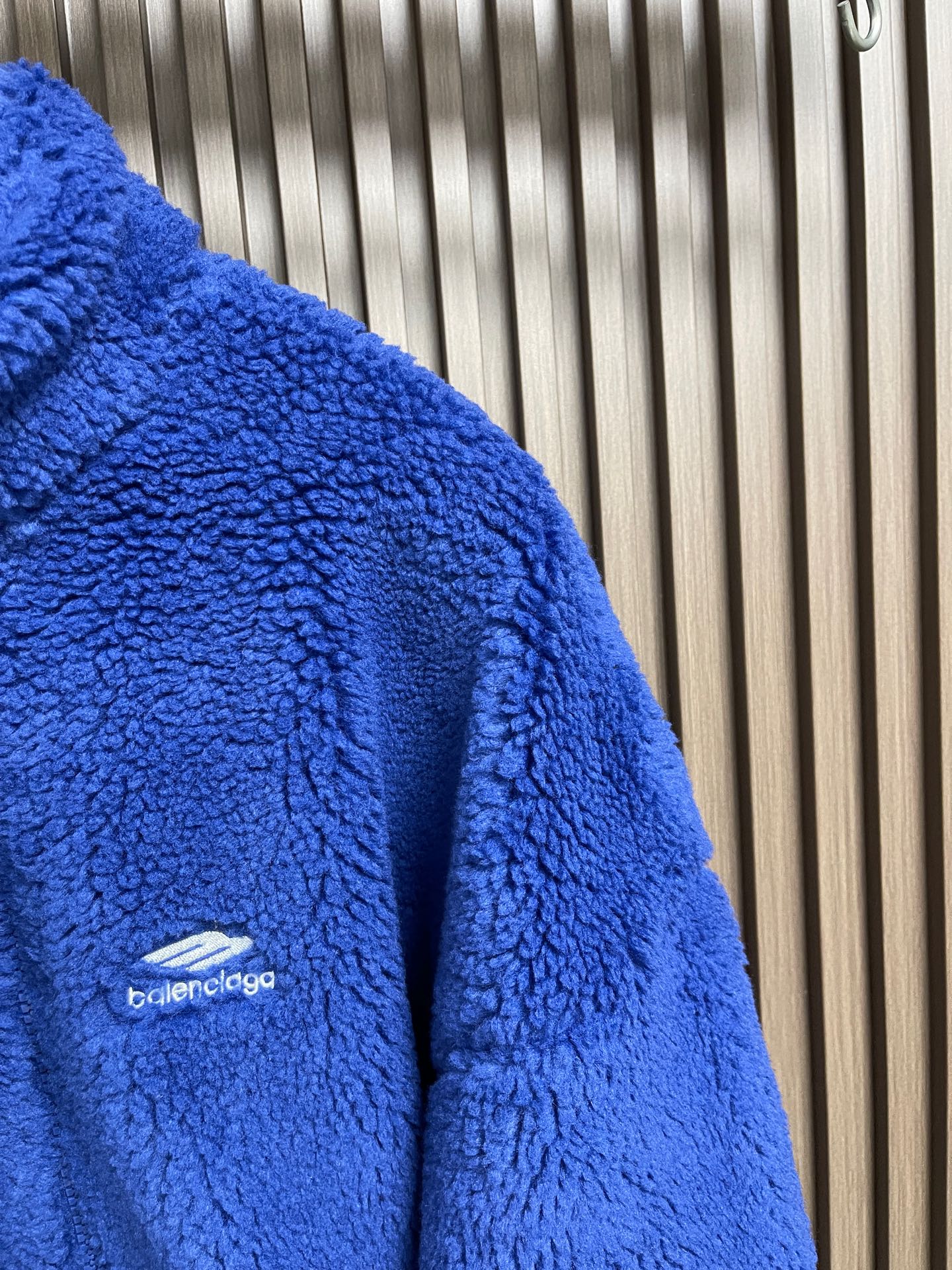 🛒🛒BALENCIAGA 巴黎世家刺绣毛绒立领拉链夹克，采用进口高密羊羔毛面料，绒感蓬松丰盈且不易掉毛，