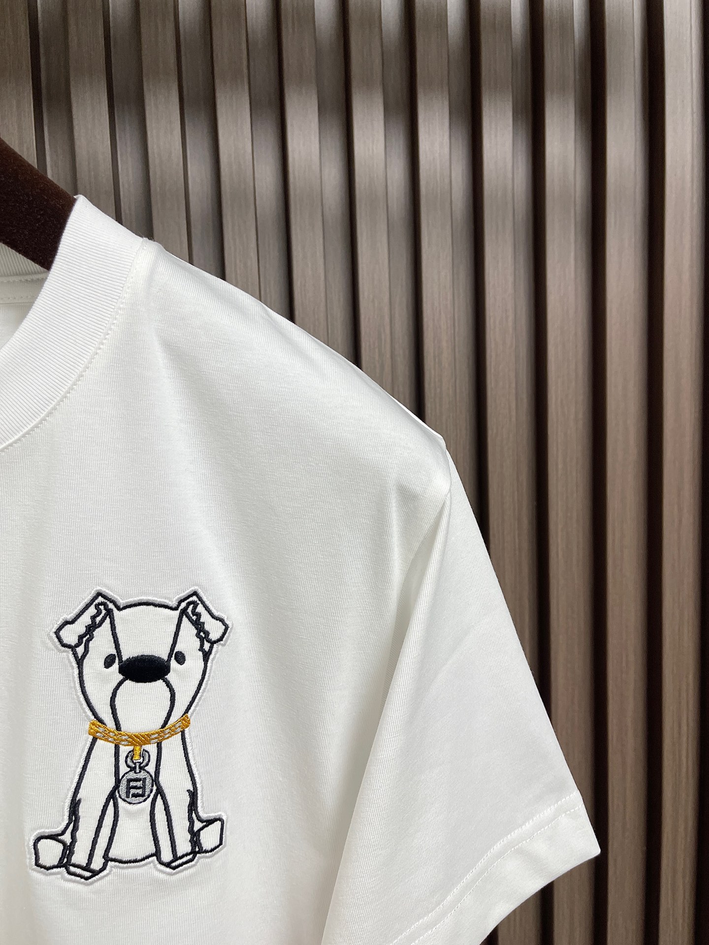 🛒🛒FENDI 2026ss新款短袖T恤 白色棉质T恤白色纯棉材质，胸部饰有撞色刺绣，灵感源自创意总监S