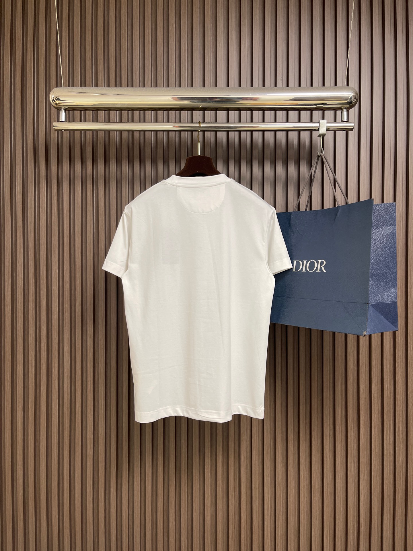 🛒🛒FENDI 2026ss新款短袖T恤 白色棉质T恤白色纯棉材质，胸部饰有撞色刺绣，灵感源自创意总监S