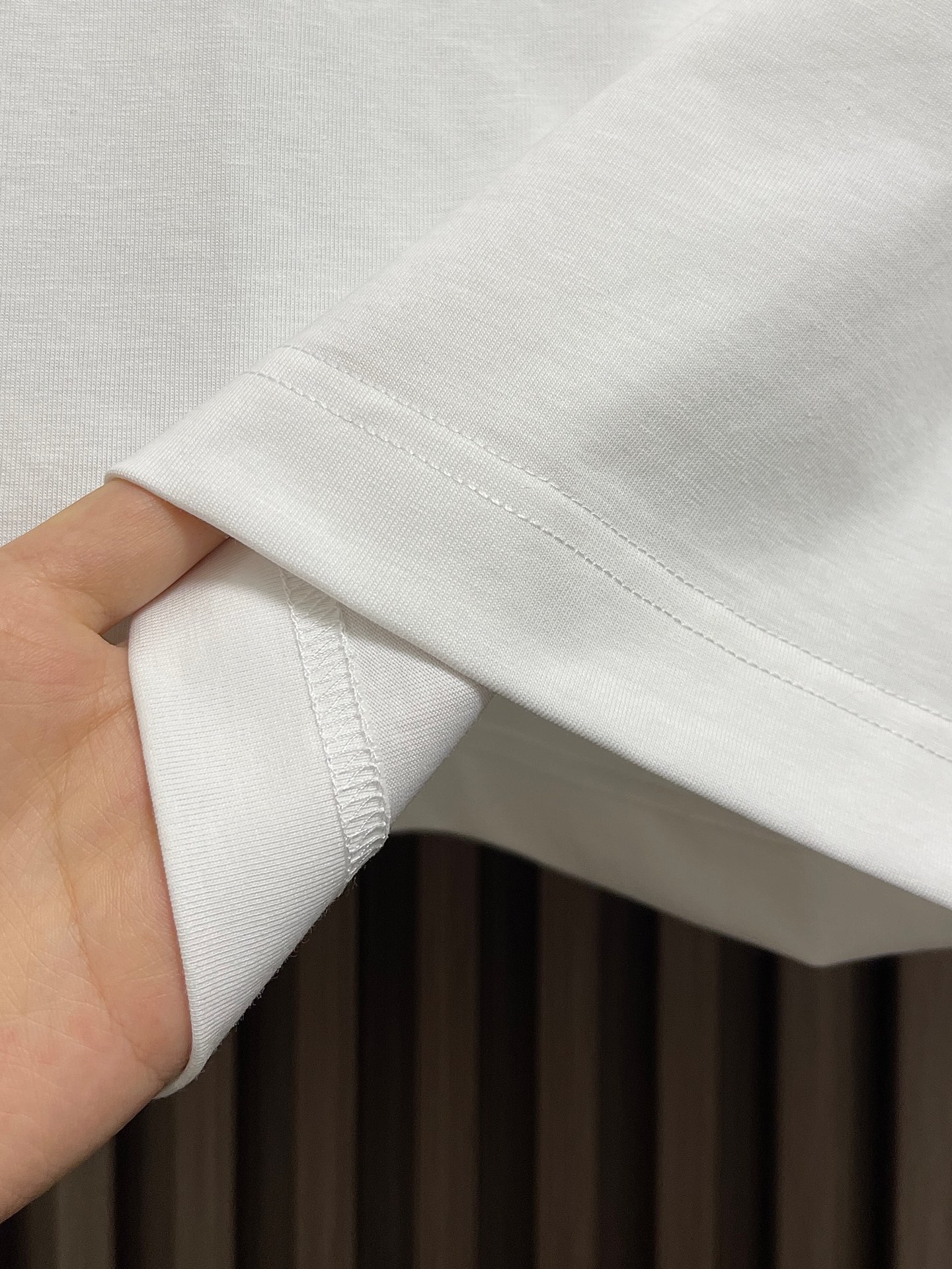 🛒🛒FENDI 2026ss新款短袖T恤 白色棉质T恤白色纯棉材质，胸部饰有撞色刺绣，灵感源自创意总监S