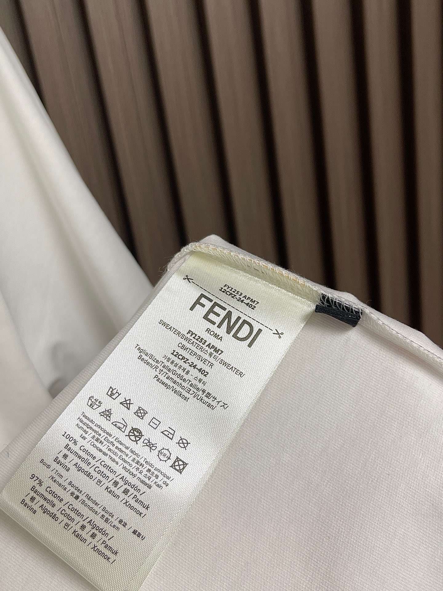 🛒🛒FENDI 2026ss新款短袖T恤 白色棉质T恤白色纯棉材质，胸部饰有撞色刺绣，灵感源自创意总监S