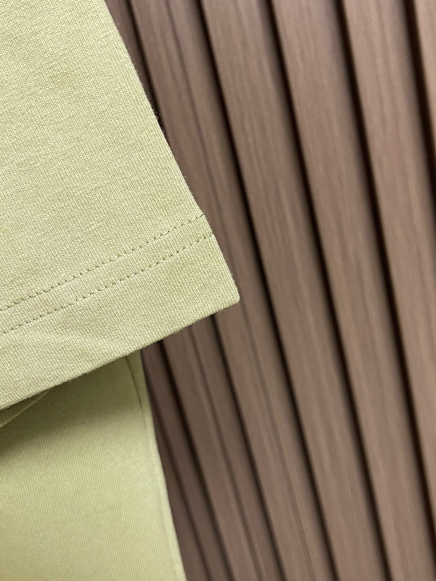 🛒🛒Burberry 2026ss早春新款格纹草书风格徽标装饰棉质短袖T恤，选用中量级平织棉面料打造，呈