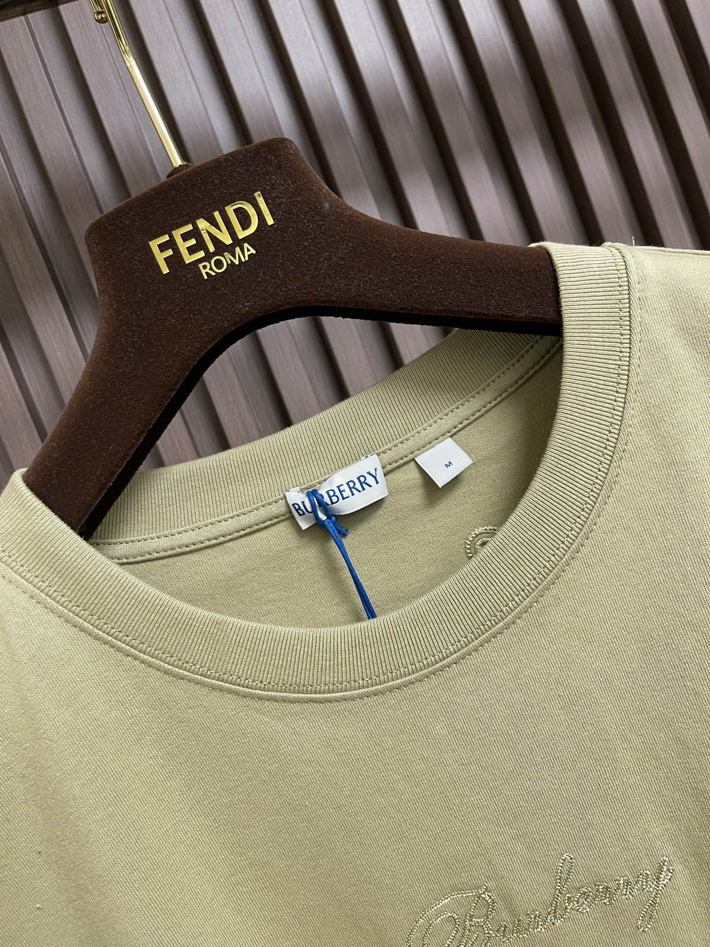 🛒🛒Burberry 2026ss早春新款格纹草书风格徽标装饰棉质短袖T恤，选用中量级平织棉面料打造，呈