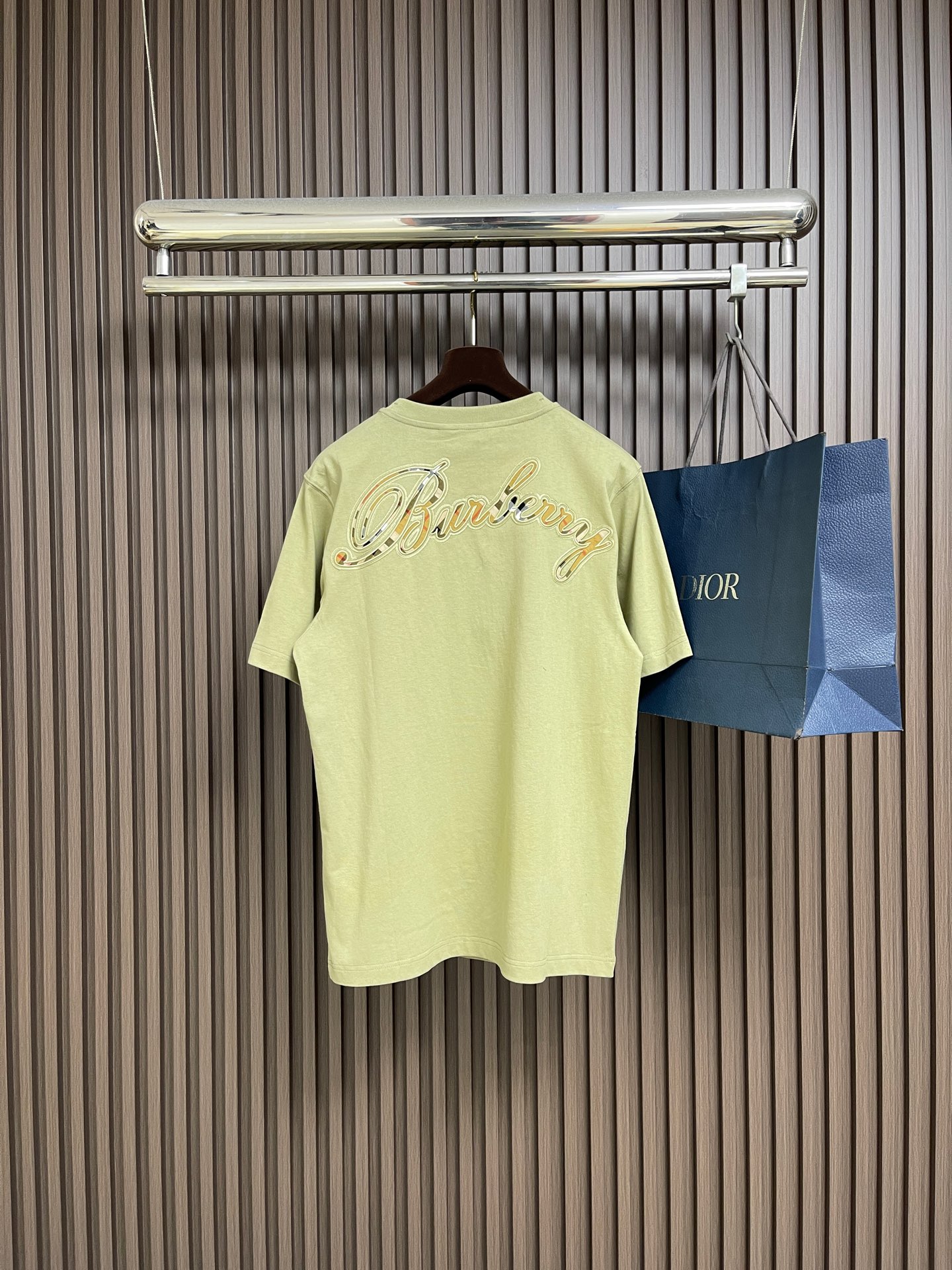 🛒🛒Burberry 2026ss早春新款格纹草书风格徽标装饰棉质短袖T恤，选用中量级平织棉面料打造，呈