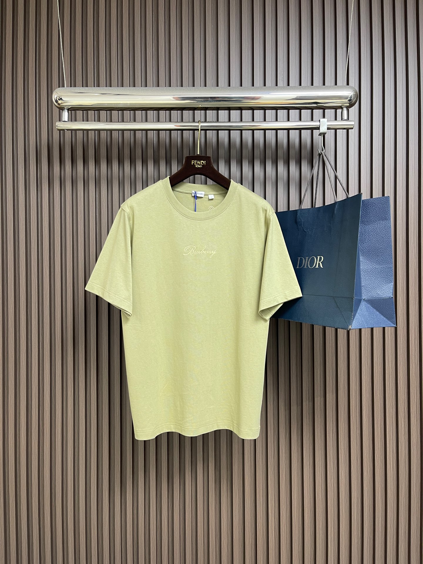 NO:683158,Burberry 2026ss early spring new plaid cursive style logo decorated cotton short-sleeved T-shirt, made of midweight plain weave cotton fabric, showing a casual fit. Cursive style brand logo decorated Burberry plaid, integrated into chain stitch embroidery technology. Size S-XL S size bust 104 shoulder width 47.5 length 72 M size bust 108 shoulder width 48.5 length 73.5 L size bust 112  Shoulder width 49.5, clothing length 75, XL size bust 116, shoulder width 50.5, clothing length 76.5, burberry, T-shirt, tees, t-shirt,19860909Burberry 2026ss早春新款格纹草书风格徽标装饰棉质短袖T恤,选用中量级平织棉面料打造,呈现休闲版型.草书风格品牌徽标装饰 Burberry 格纹,融入链式缝线刺绣工艺.尺码S-XL S码 胸围104 肩宽47.5衣长72 M码胸围108 肩宽48.5衣长73.5 L码 胸围112 肩宽49.5衣长75 XL码胸围116 肩宽50.5衣长76.5,,burberry,T-shirt,tees，t-shirt,,Men's clothing