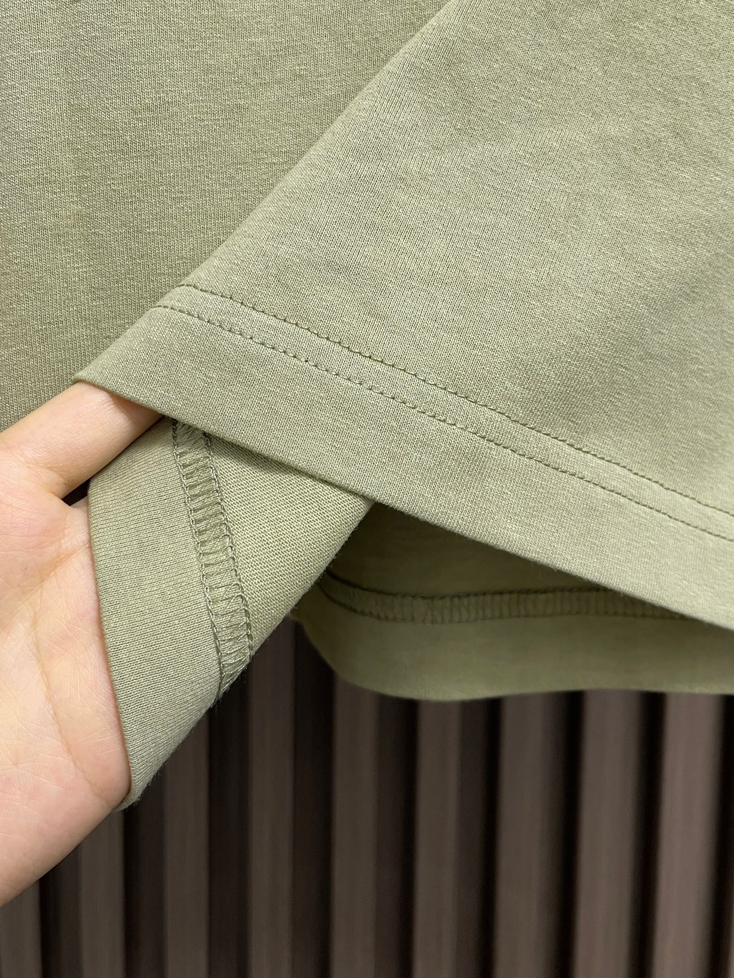 🛒🛒Burberry 2026ss早春新款格纹草书风格徽标装饰棉质短袖T恤，选用中量级平织棉面料打造，呈