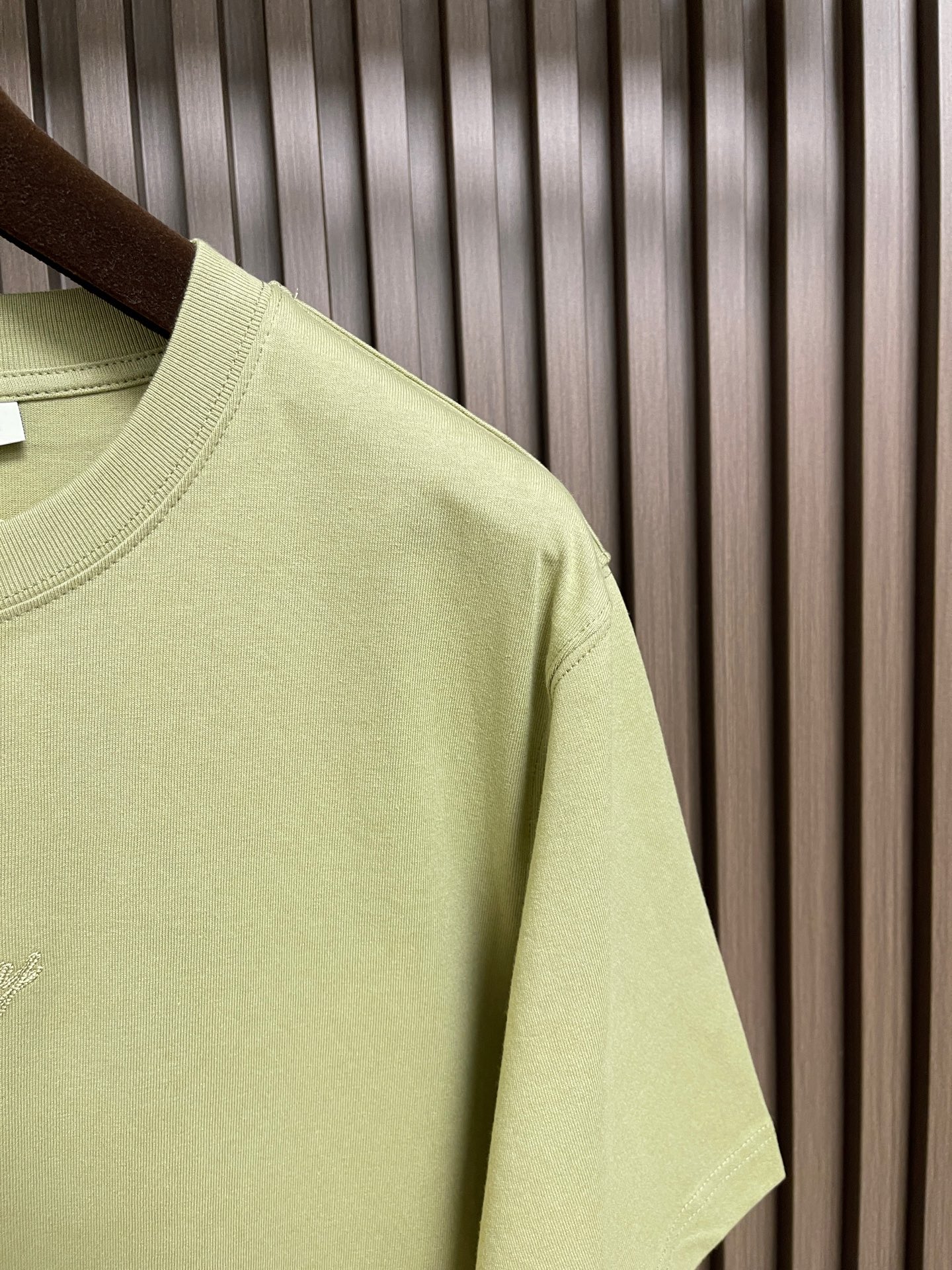 🛒🛒Burberry 2026ss早春新款格纹草书风格徽标装饰棉质短袖T恤，选用中量级平织棉面料打造，呈