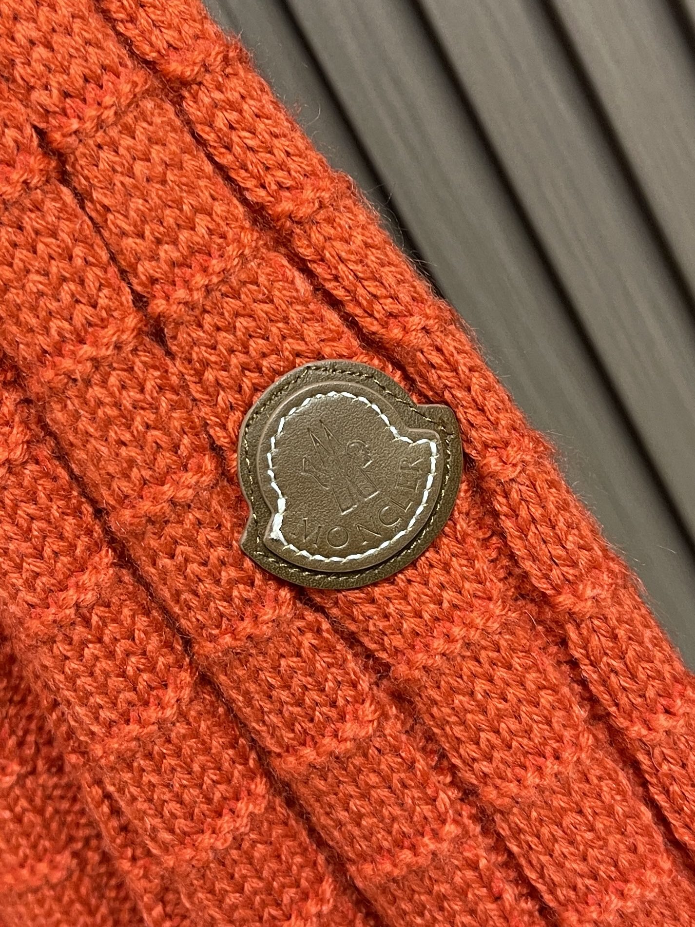 🛒🛒Moncler 浮雕编织徽标针织毛衣，定织雕纹羊毛肌理料 柔软细腻 舒适贴肤 以高饱和度的正红色为底