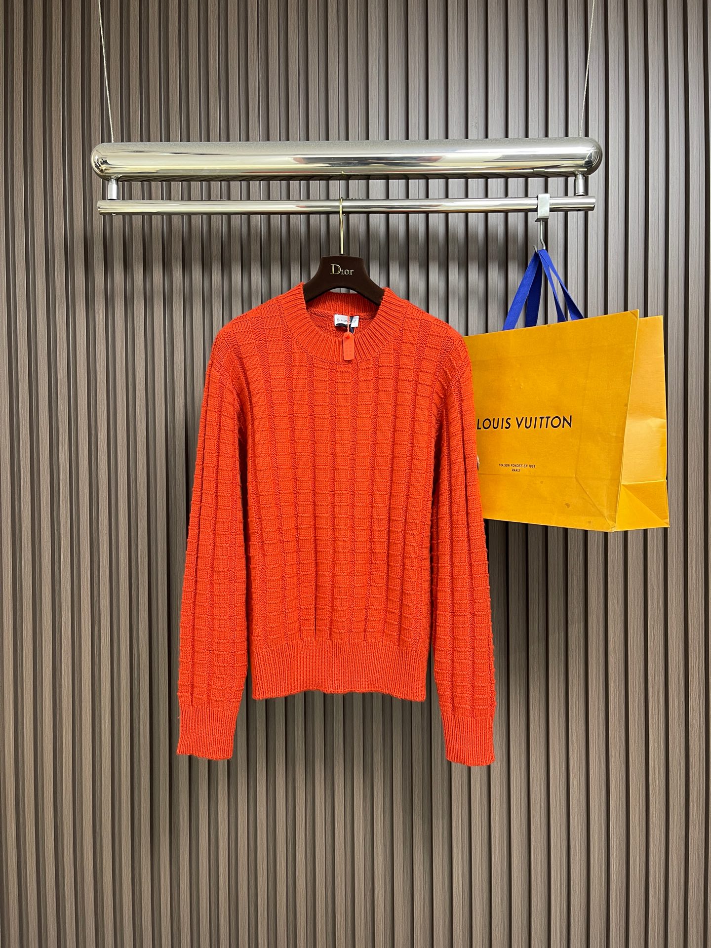 NO:683201,Moncler embossed logo knitted sweater, custom-woven engraved wool texture, soft and delicate, comfortable and close to the skin, with high saturation of true red as the base color, cutting through the dullness of winter, making every inch of fabric a comment on power aesthetics, using three-dimensional texture as brushstrokes, the whole piece of embossed knitting reconstructs the dimension of knitted aesthetics, creating a texture halo with light and dark gradients as the human body moves, iconic Moncler logo embroidered logo decorating sleeves, highly recognizable, full of power aesthetics hidden in the hedging of strength and softness.  The ultimate expression of elegance. No need to deliberately create your own style. The whole piece is embossed vertical grain knitting. Through specific stitching and fabric tissue changes, the longitudinal grains are presented with a relief effect that is raised on the surface of the sweater by changing the arrangement of stitches and the density of the fabric. Forming the undulations of the vertical grains and a threaded structure. By changing the stitching and the arrangement of yarns during the knitting process, the yarns are distributed in a curved shape in the fabric. Garment washing water is softened and deodorized through professional washing equipment and specific detergents.  Deep clean and deodorize the clothes to improve the feel and appearance of the clothes. The overall wiring is straight and delicate, the fabrics are comfortable and soft, and the colors are consistent with no color difference. It can be matched with the same style to create a fashionable look and control various occasions. Customized accessories, complete with three standards, same style for men and women!  Sizes S-XL,,sweaters,19860909Moncler 浮雕编织徽标针织毛衣,定织雕纹羊毛肌理料 柔软细腻 舒适贴肤 以高饱和度的正红色为底色 切开冬日的沉闷 让每一寸织物都成为权力美学的注解以立体肌理为笔触 全件浮雕编织重构针织美学的维度 随人体移动产生明暗渐变的织理光晕 标志性Moncler 标识绣标装饰衣袖 辨识度十足 刚柔对冲中暗藏权力美学 优雅的终极表达 无需刻意 自成风格.全件浮雕式纵纹编织 通过特定的针法和织物组织变化 通过改变针法的排列和织物的密度 使纵纹呈现出凸起于毛衣表面的浮雕效果 形成纵纹的起伏变,螺纹组织 通过改变针织过程中的针法和纱线的排列方式 使纱线在织物中呈现出曲线状的分布,成衣洗水加软去味工艺 通过专业的洗涤设备和特定的洗涤剂 对衣物进行深度清洁和去味处理 改善衣物的手感和外观.整体走线平直细腻,面料舒适柔软,颜色一致无色差 能与同款搭配营造时尚造型,驾驭各种场合,定制辅料,三标齐全,男女同款！尺码S-XL,,sweaters,,Men's clothing