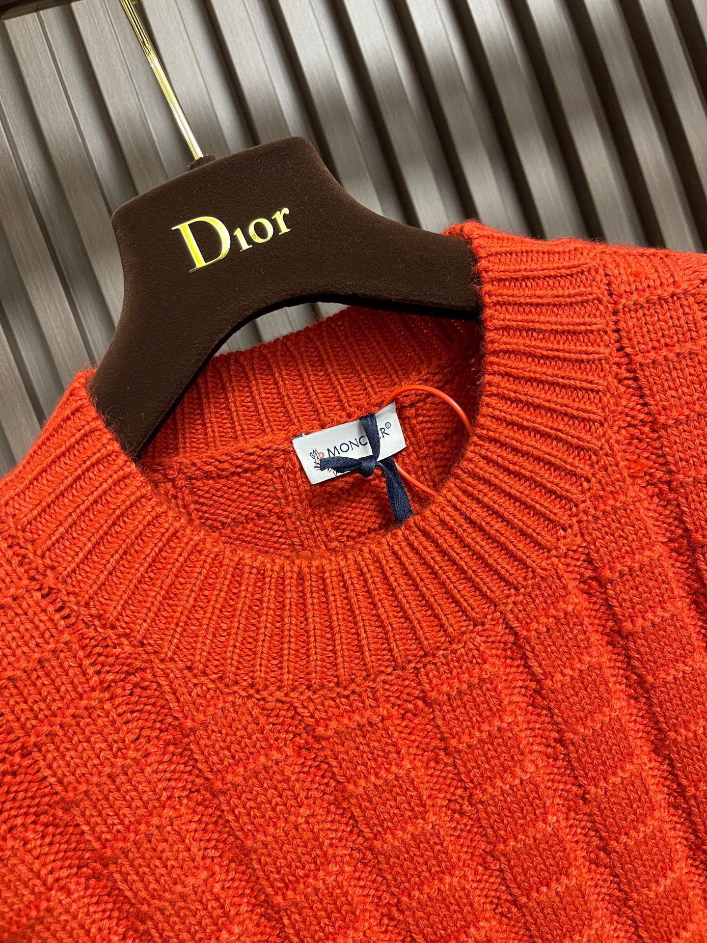 🛒🛒Moncler 浮雕编织徽标针织毛衣，定织雕纹羊毛肌理料 柔软细腻 舒适贴肤 以高饱和度的正红色为底