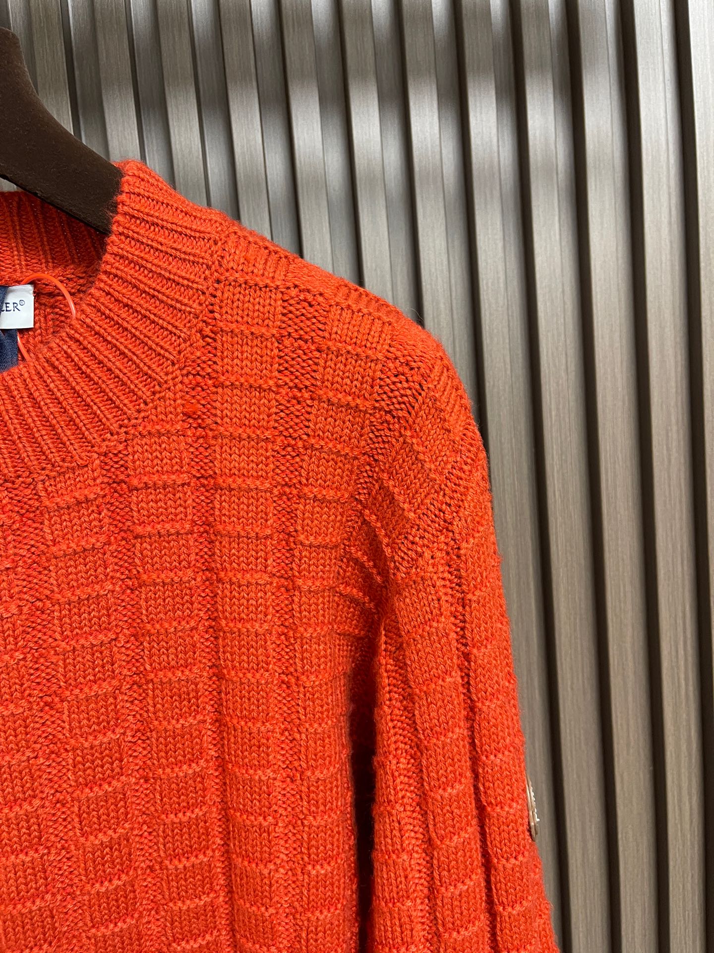 🛒🛒Moncler 浮雕编织徽标针织毛衣，定织雕纹羊毛肌理料 柔软细腻 舒适贴肤 以高饱和度的正红色为底