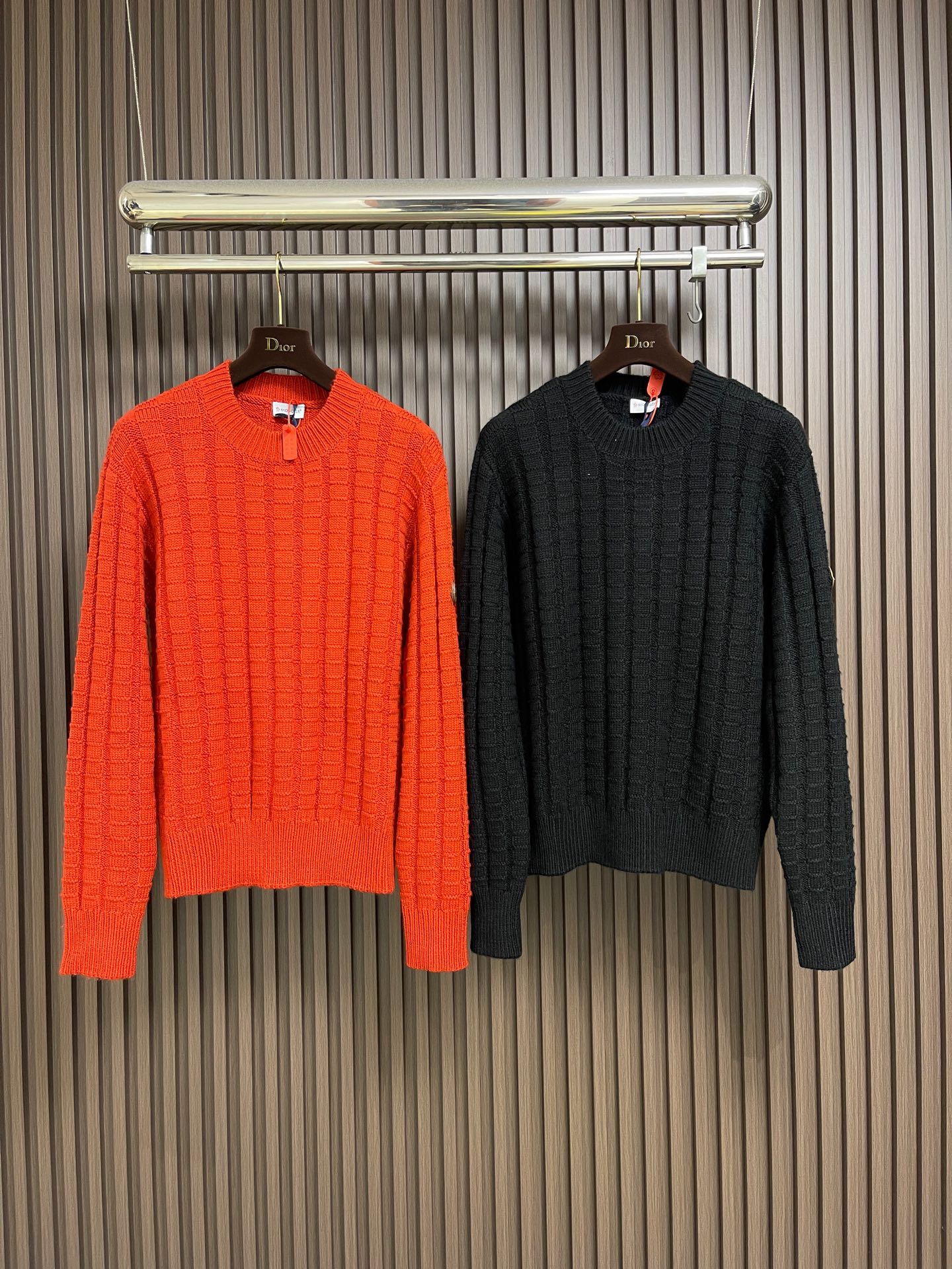 🛒🛒Moncler 浮雕编织徽标针织毛衣，定织雕纹羊毛肌理料 柔软细腻 舒适贴肤 以高饱和度的正红色为底