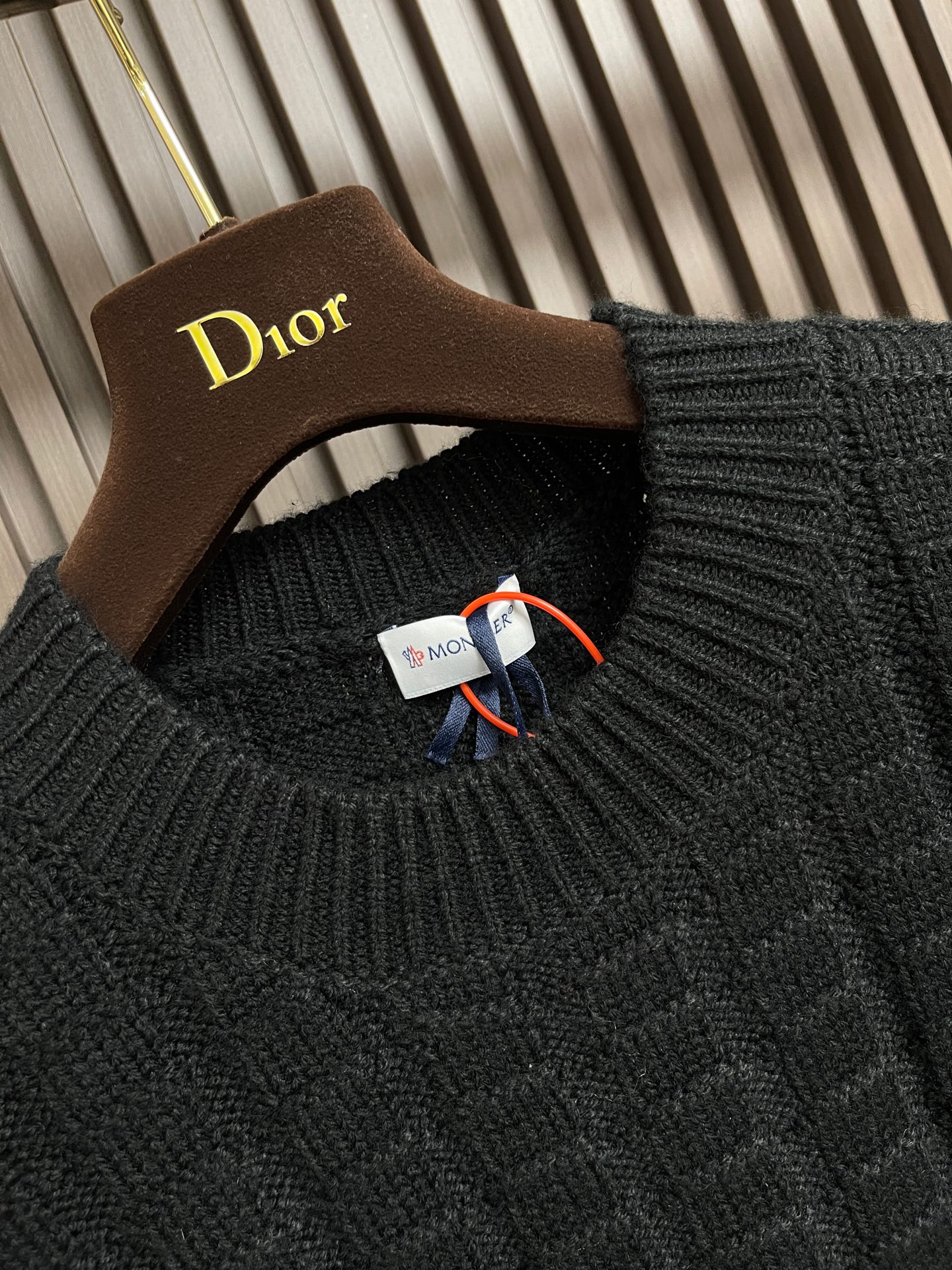 🛒🛒Moncler 浮雕编织徽标针织毛衣，定织雕纹羊毛肌理料 柔软细腻 舒适贴肤 以高饱和度的正红色为底