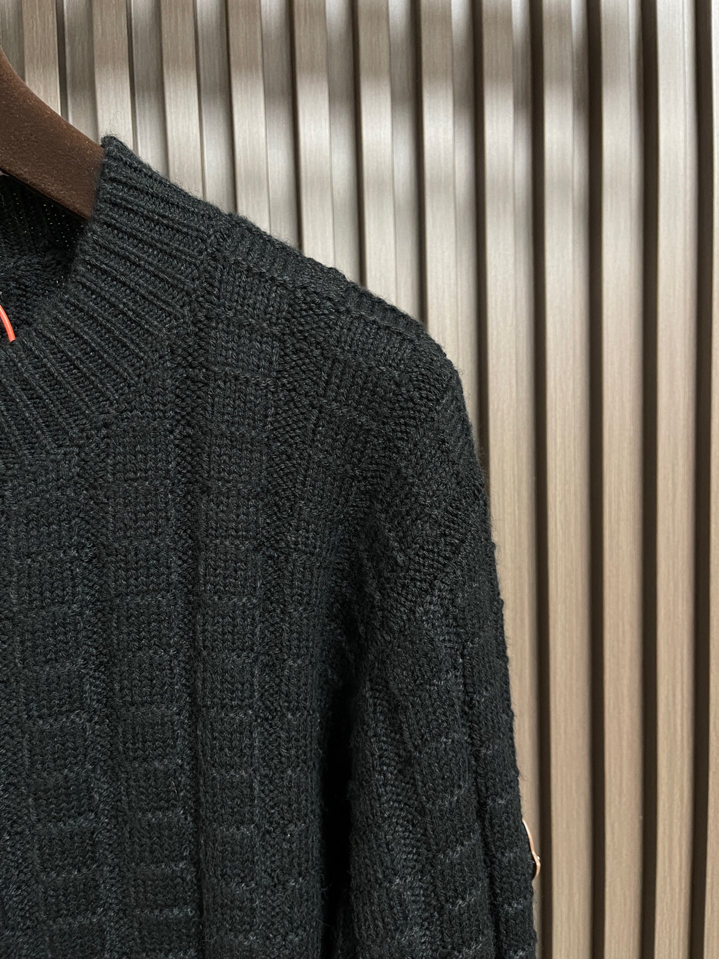 🛒🛒Moncler 浮雕编织徽标针织毛衣，定织雕纹羊毛肌理料 柔软细腻 舒适贴肤 以高饱和度的正红色为底