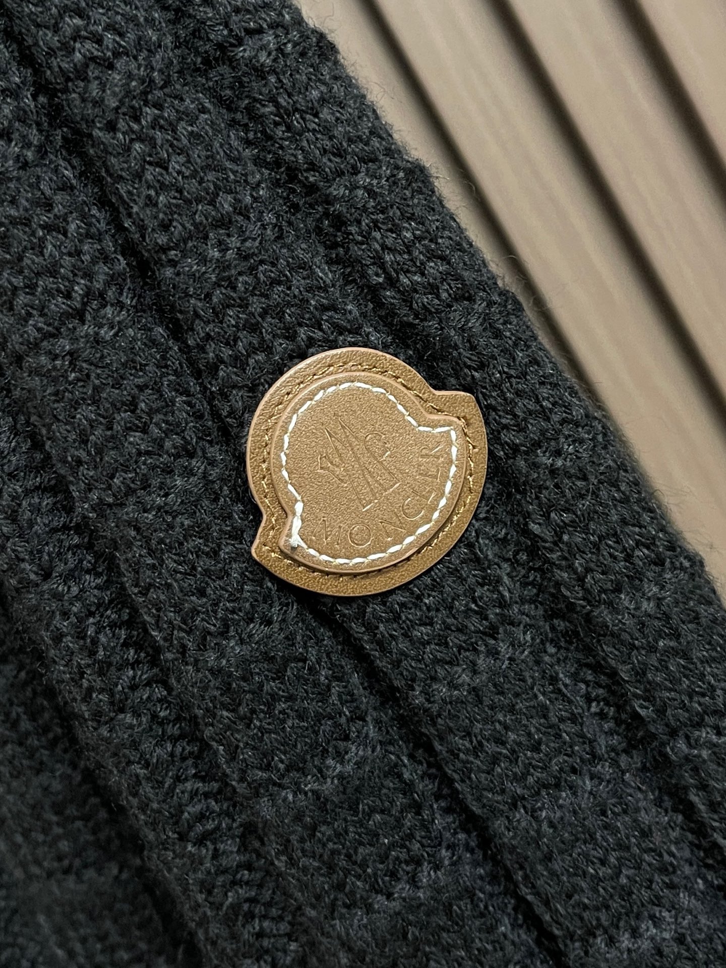 🛒🛒Moncler 浮雕编织徽标针织毛衣，定织雕纹羊毛肌理料 柔软细腻 舒适贴肤 以高饱和度的正红色为底