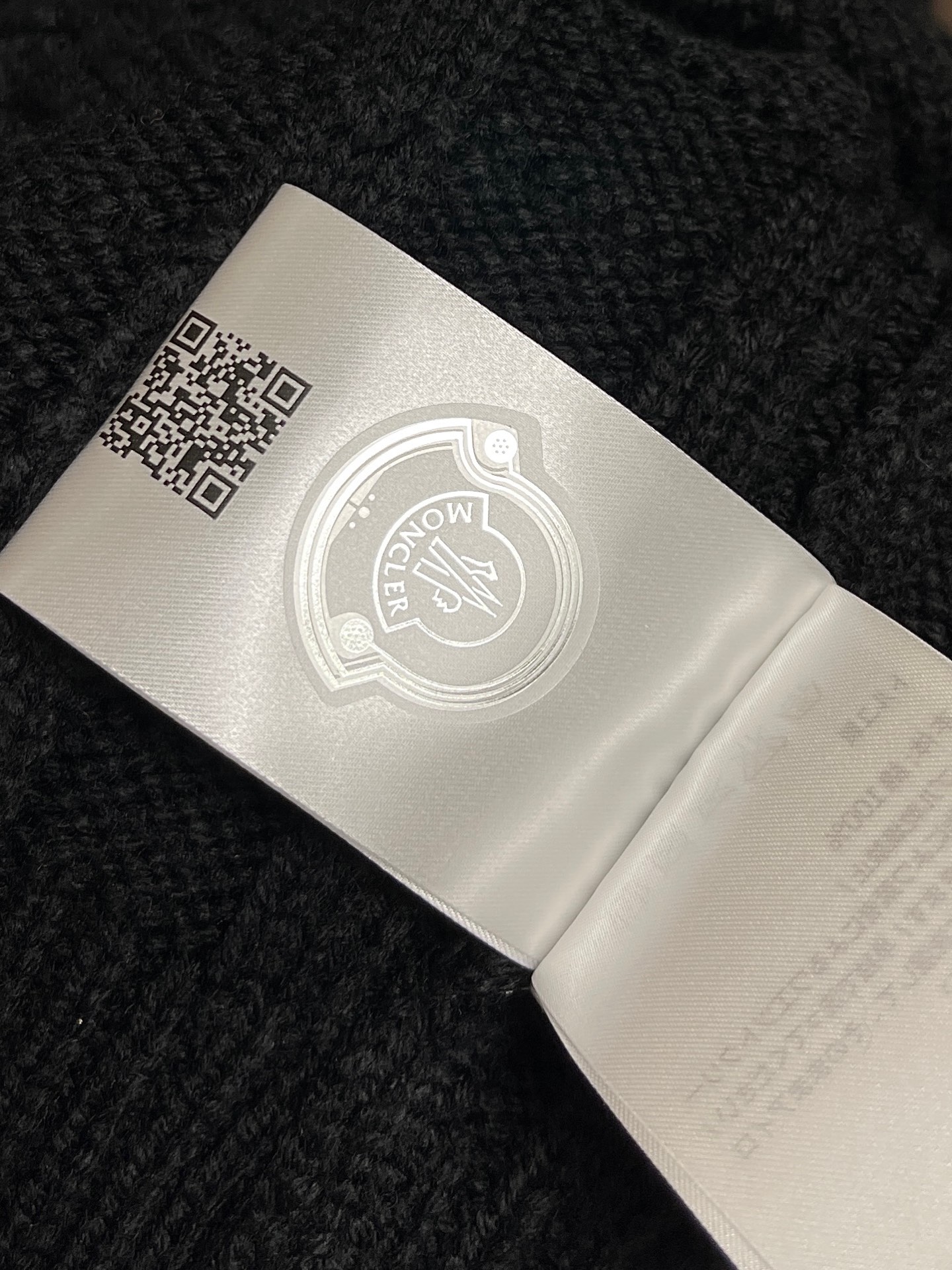 🛒🛒Moncler 浮雕编织徽标针织毛衣，定织雕纹羊毛肌理料 柔软细腻 舒适贴肤 以高饱和度的正红色为底