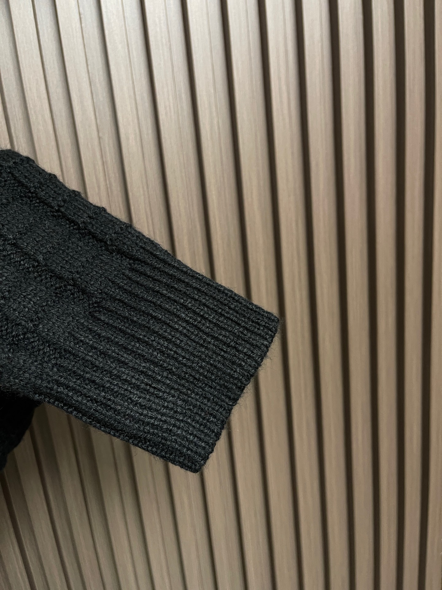 🛒🛒Moncler 浮雕编织徽标针织毛衣，定织雕纹羊毛肌理料 柔软细腻 舒适贴肤 以高饱和度的正红色为底