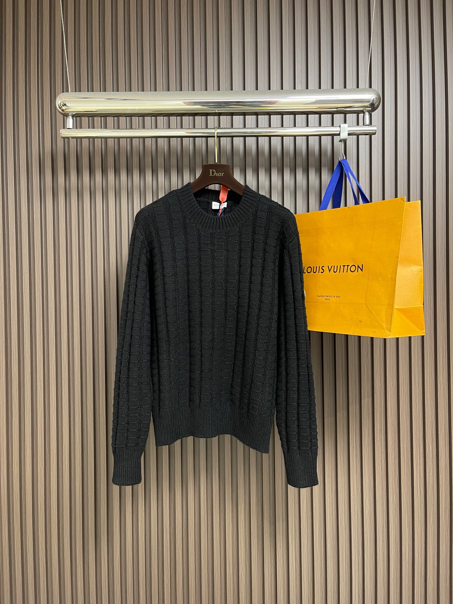 🛒🛒Moncler 浮雕编织徽标针织毛衣，定织雕纹羊毛肌理料 柔软细腻 舒适贴肤 以高饱和度的正红色为底