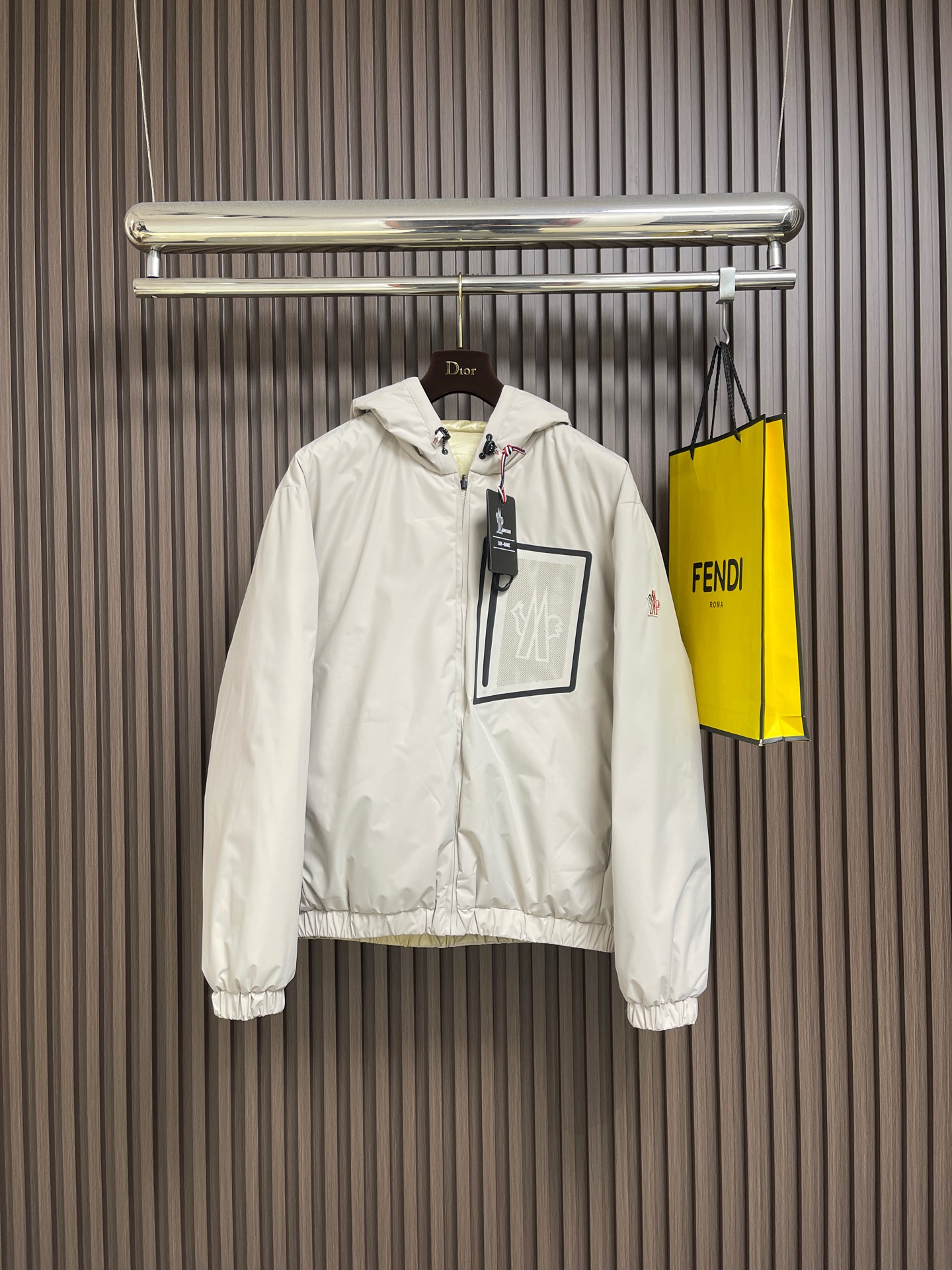 NO:690669,Moncler  2025 SS new autumn and winter BERGUN men's reversible hooded down jacket. It can be worn with eyes closed for couples, unlocking the two-sidedness of wearing. Functional and warm. Both sides have a matte functional style design, three-dimensional patch pockets with reflective trim, full of street feel; the other side is glossy down, classic puffy.  The looseness is enhanced, it locks in temperature and is stylish. The hooded design is suitable for many scenes, and the loose cut can also be used as a couple's style. Wearing one piece for each person creates a tacit atmosphere. From daily commuting to outdoor travel, one piece unlocks two styles, a 'double-sided surprise' for autumn and winter wear. Sizes M-3XL,,jackets  & coats,down jacket,hats,19860909Moncler 2025SS秋冬新款BERGUN男士双面穿连帽羽绒服外套,情侣款闭眼入,解锁穿搭双面性,机能与保暖双一面是哑光的机能风设计,立体贴袋搭配反光饰边,街头感拉满；另一面是亮面羽绒,经典蓬松度加持,锁温又有型.连帽设计适配多场景,宽松剪裁还能做情侣款,一人一件穿出默契氛围感.从日常通勤到户外出行,一件解锁两种风格,秋冬穿搭的「双面惊喜.尺码M-3XL,,jackets & coats,down jacket,hats,,Men's clothing