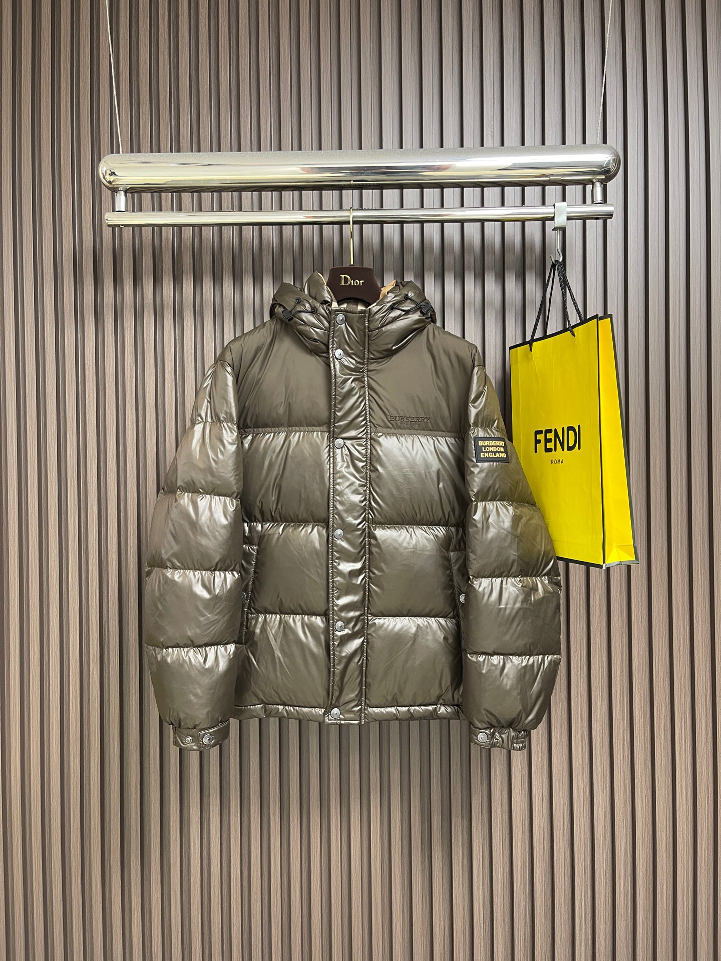 NO:691521,Burberry hooded down jacket, made of matte nylon, waterproof and windproof, filled with high-quality goose down inside, perfect for keeping warm!  Hooded design + loose fit, with brand badges on the sleeve arms, low-key and recognizable. Suitable for commuting and outdoor use in autumn and winter, fashionable and practical, and can be easily controlled in cold weather!  Size M-3XL,,burberry,down jacket,hats,19860909Burberry 连帽羽绒服,哑光尼龙材质防水防风,内部填充高品质鹅绒,保暖力满分！连帽设计＋宽松版型,袖臂有品牌徽章,低调又有辨识度 .秋冬 通勤,户外都很适合,时尚又实用,寒冷天气也能轻松驾驭！尺码M-3XL,,burberry,down jacket,hats,,Men's clothing