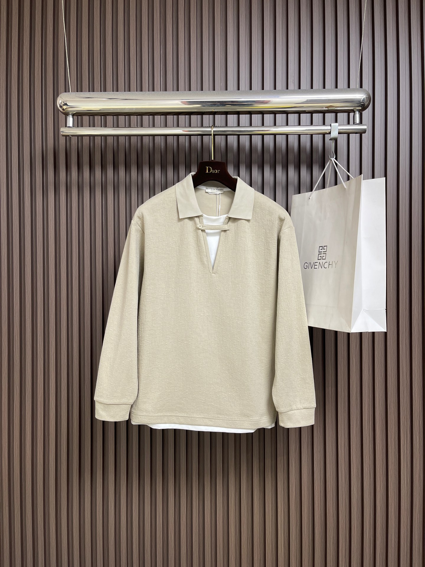 NO:683104,BV 2025ss new autumn and winter long-sleeved fake two-piece POLO shirt. High-quality combed cotton fabric imported from Italy, high density and heavy weight, fashionable and versatile, and very handsome. Durable and not easy to deform. The version can be easily held in various styles. Sizes M-3XL,,bottega veneta,19860909BV 2025ss秋冬新款长袖假两件POLO衫 高品质意大利进口精梳棉面料,高密度高克重,时尚百搭,帅气十足.耐穿不易变形,版型,各种风格都能轻松Hold住.尺码M-3XL,,bottega veneta,,Men's clothing