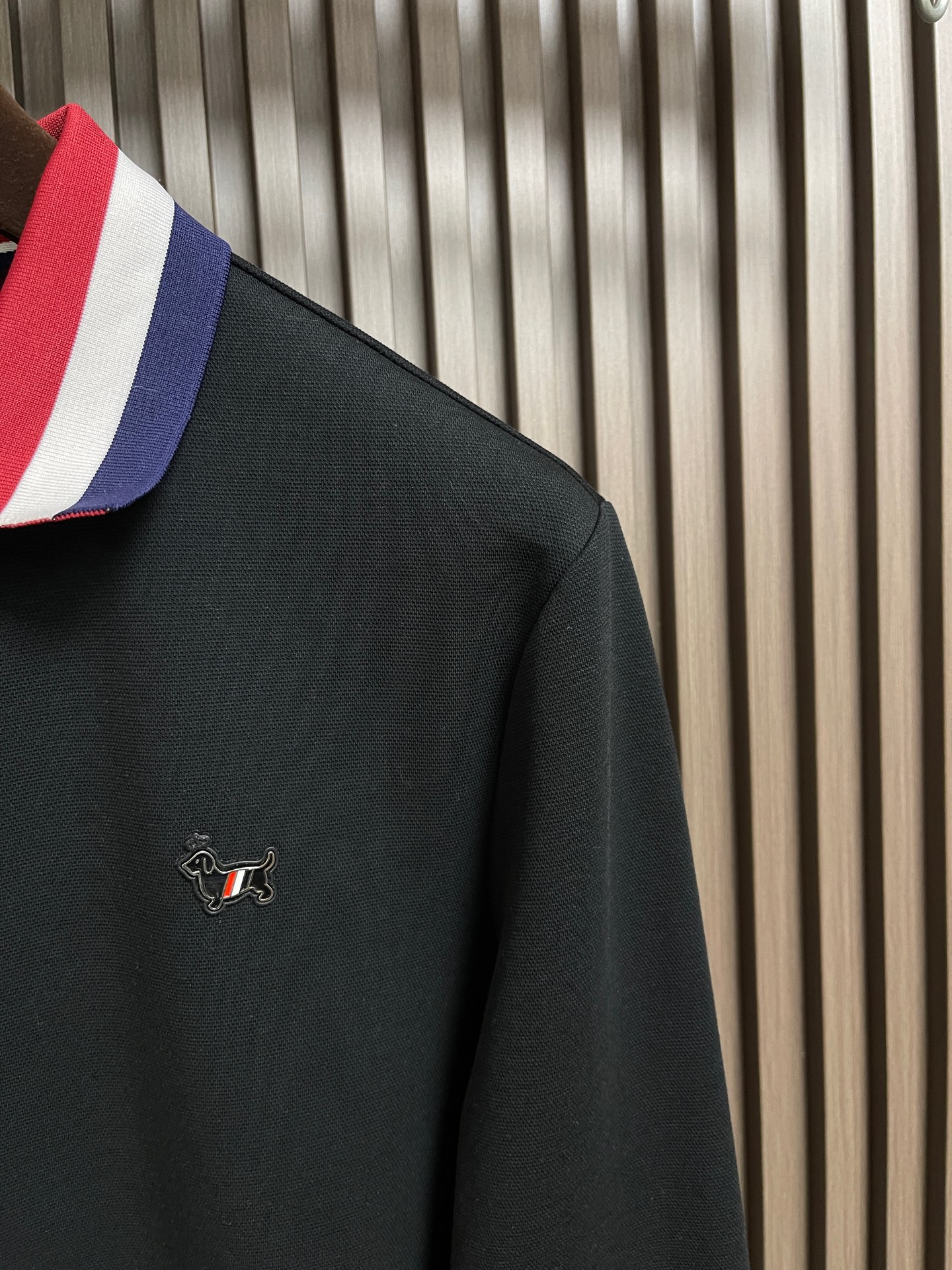 🛒🛒Thom Browne.TB 2025FW秋冬新品经典撞色长袖POLO衫。红白蓝撞色织带勾勒出标志性