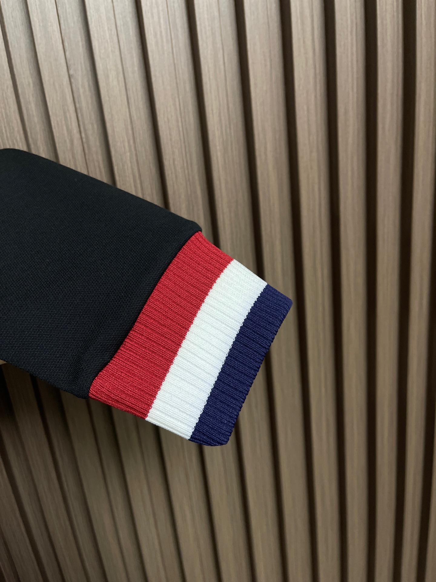 🛒🛒Thom Browne.TB 2025FW秋冬新品经典撞色长袖POLO衫。红白蓝撞色织带勾勒出标志性