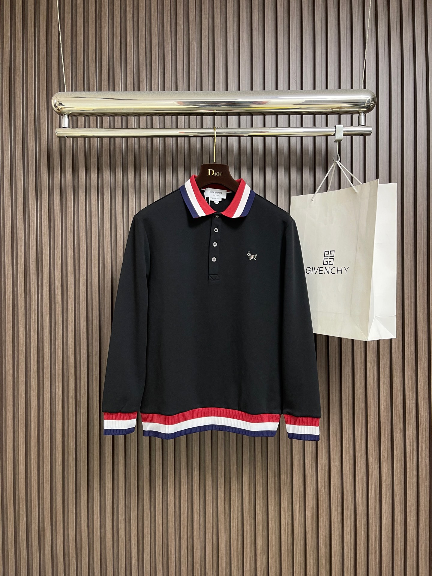 🛒🛒Thom Browne.TB 2025FW秋冬新品经典撞色长袖POLO衫。红白蓝撞色织带勾勒出标志性
