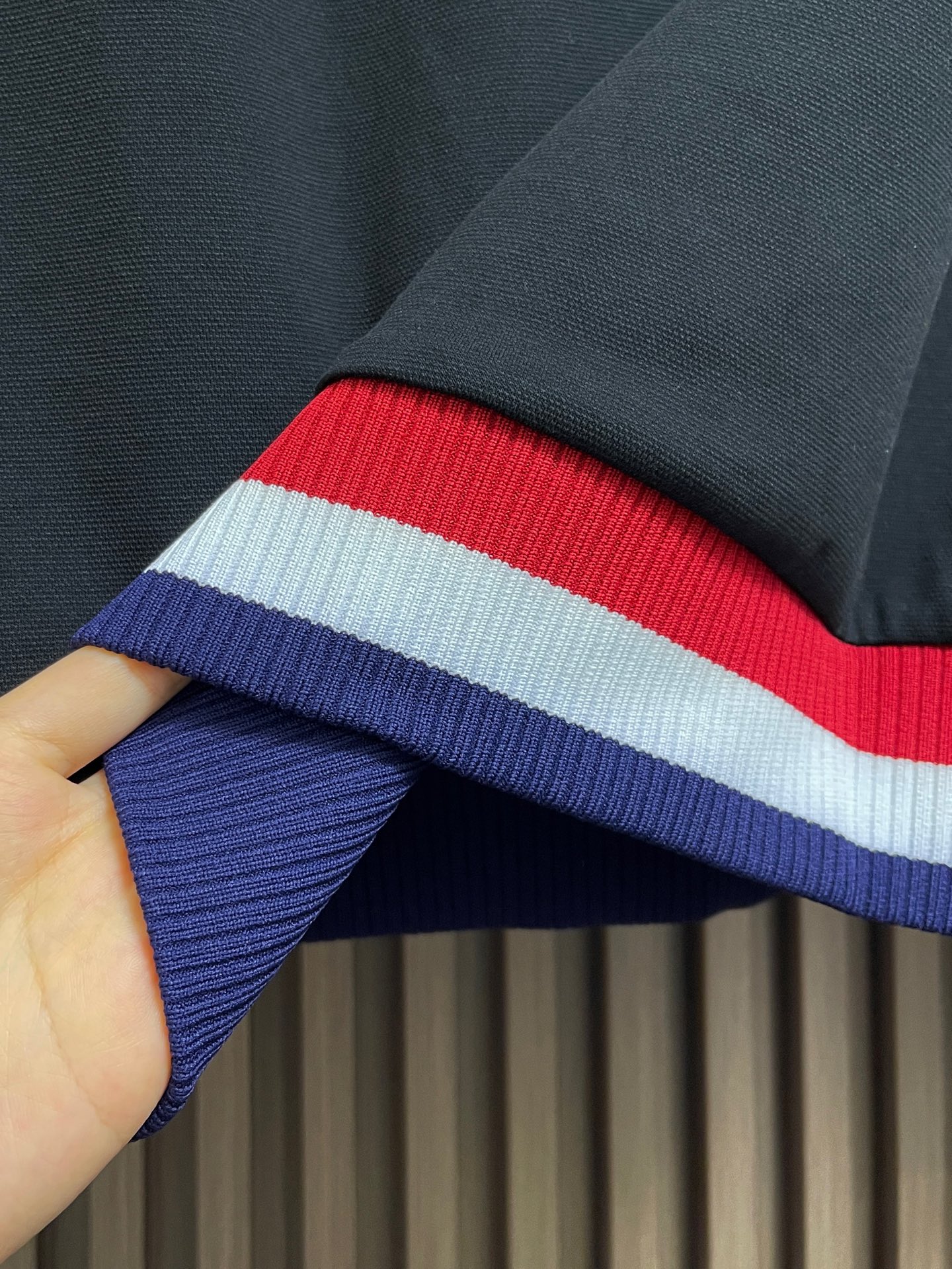 🛒🛒Thom Browne.TB 2025FW秋冬新品经典撞色长袖POLO衫。红白蓝撞色织带勾勒出标志性