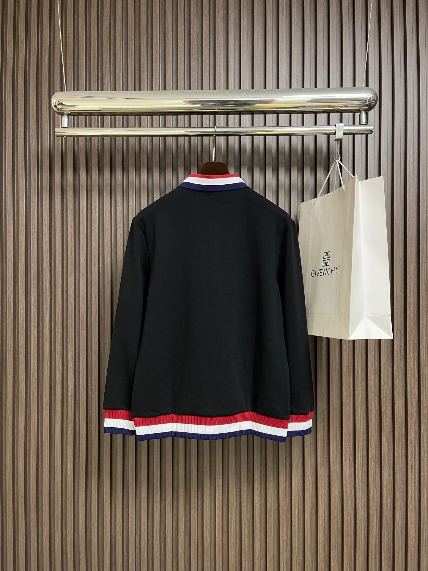 🛒🛒Thom Browne.TB 2025FW秋冬新品经典撞色长袖POLO衫。红白蓝撞色织带勾勒出标志性