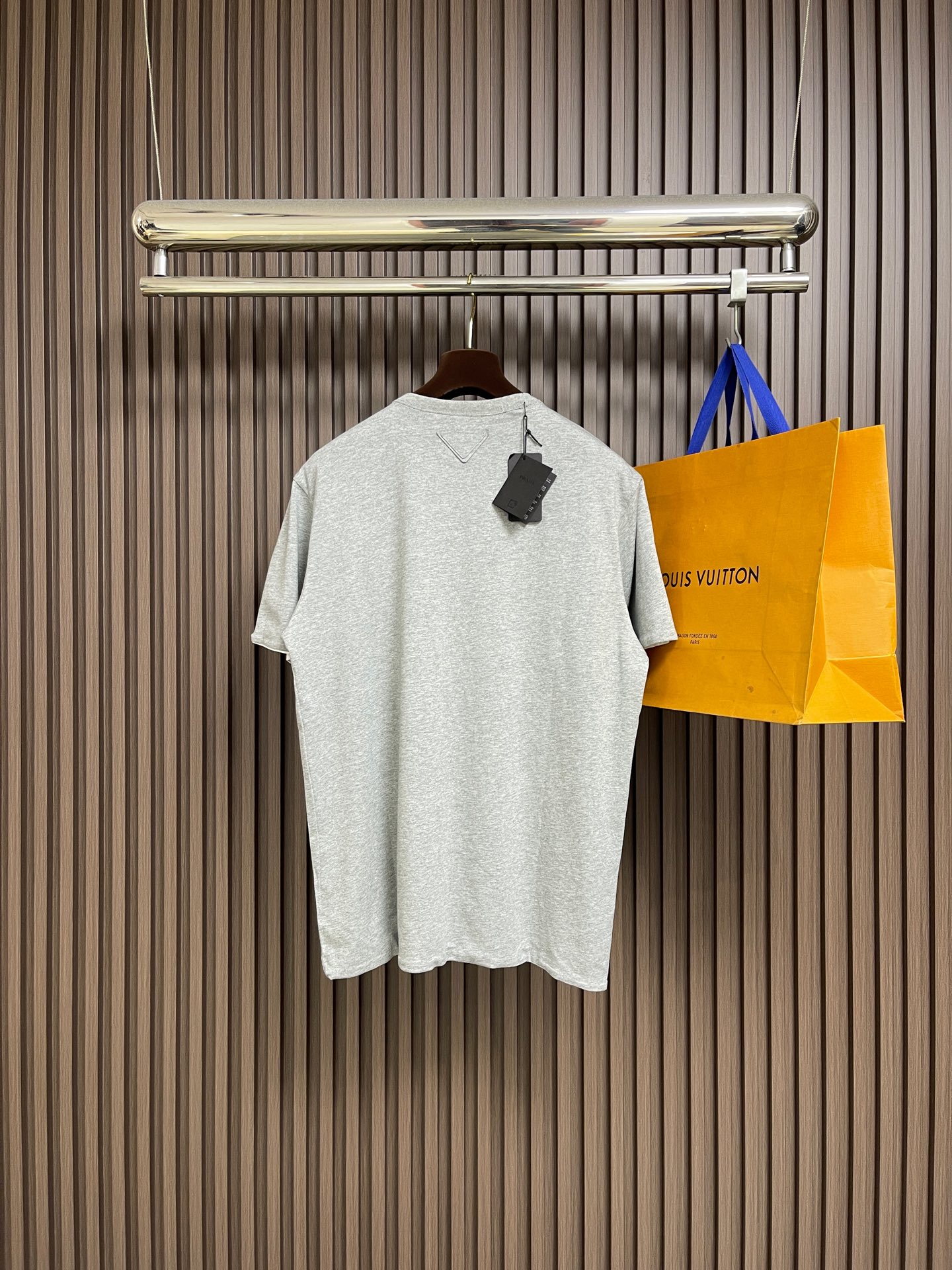 🛒🛒Prada 两面穿短袖T恤，定做32S双纱面料，没有经过特殊处理的天然手感！很多面料都习惯于加硅油增