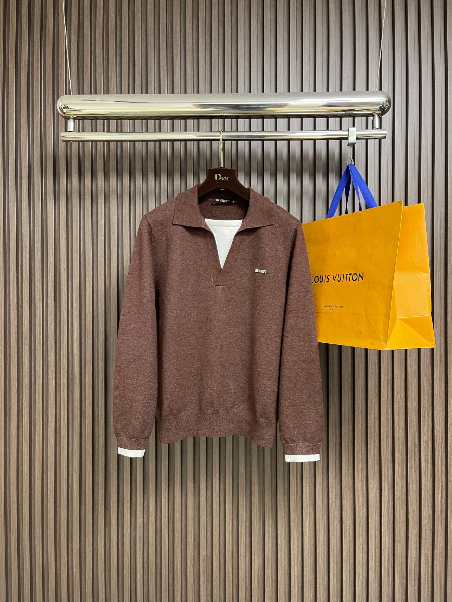 NO:683116,LP Loropiana 2026SS fake two-piece new Polo collar long-sleeved T-shirt, top original fabric, delicate texture, super soft and skin-friendly!  Luxurious and noble lapel design, absolutely crisp and handsome fit!  The sewing process of this density is absolutely meticulous in handling details!  Size M-3XL,,loro piana,loro piana,tees,t-shirt,19860909LP Loropiana 2026SS假两件新款Polo领长袖T恤,顶级原版面料,质感细腻 超柔软亲肤触感！奢华高贵 翻领设计,绝对挺括帅气的合体型！这种密度的缝制工艺 对待细节处理绝对是一丝不苟！尺码M-3XL,,loro piana,loro piana,tees，t-shirt,,Men's clothing