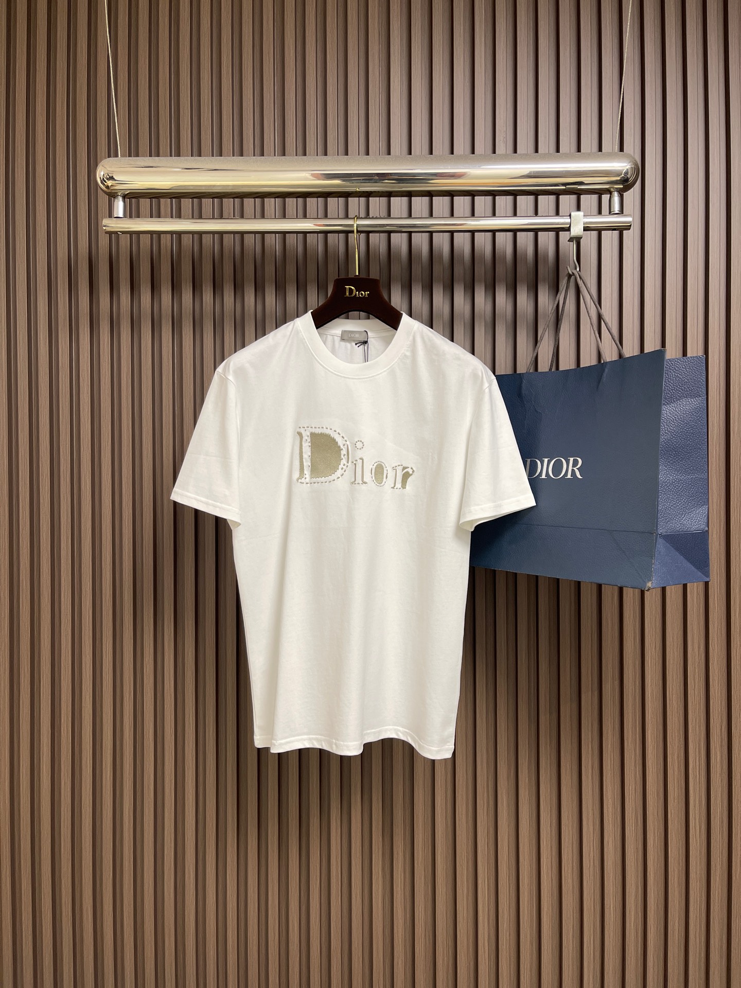 NO:683155,DIOR  Letter logo jacquard round neck short-sleeved T-shirt is made of imported mercerized combed cotton fabric, which has a fine and smooth texture with a soft luster. It has excellent sweat-absorbent breathability and anti-wrinkle properties. It is skin-friendly and not stuffy when in contact with the skin, and is easy to care for in daily wear. The neckline adopts a classic round neck design, and the high-elastic rib hemming process is exquisite. It has moderate elasticity and is not easy to loosen, and fits well.  The neck line also enhances the overall sense of neatness; the front of the body is decorated with a printed design of the brand's letter logo, which is neatly arranged using imported printing technology, has a full gloss, and is firm and not easy to fall off, adding a refined and luxurious feel to the simple body; it is highly tolerant and can be adapted to different body shapes, making it easy to create a casual and casual style. Sizes S-XL  Size S, shoulder width 56.5, bust 106, length 70, size M, shoulder width 58, bust 110, length 72, size L, shoulder width 60.5, bust 114, length 74, size XL, shoulder width 62, bust 118, length 76, dior, T-shirt, tees, t-shirt,19860909DIOR 字母徽标提花圆领短袖T恤,采用进口丝光精梳棉面料,质地细腻顺滑且带有柔和光泽感,具备极佳的吸汗透气性能与抗皱性,接触肌肤亲肤不闷,日常穿着易打理；领口采用经典圆领设计,高弹罗纹收边工艺考究,弹性适中不易松垮,贴合颈部线条的同时提升整体利落感；衣身正面饰有品牌字母徽标印花设计,采用进口印花工艺排列整齐、光泽度饱满,牢固不易脱落为简约衣身增添精致奢华感；包容性强对不同身形都能友好适配,轻松打造随性休闲的穿搭风格.尺码S-XL  S码肩宽56.5 胸围106 衣长70 M码 肩宽58 胸围110 衣长72 L码肩宽60.5 胸围114 衣长74 XL码 肩宽62 胸围118 衣长76,,dior,T-shirt,tees，t-shirt,,Men's clothing