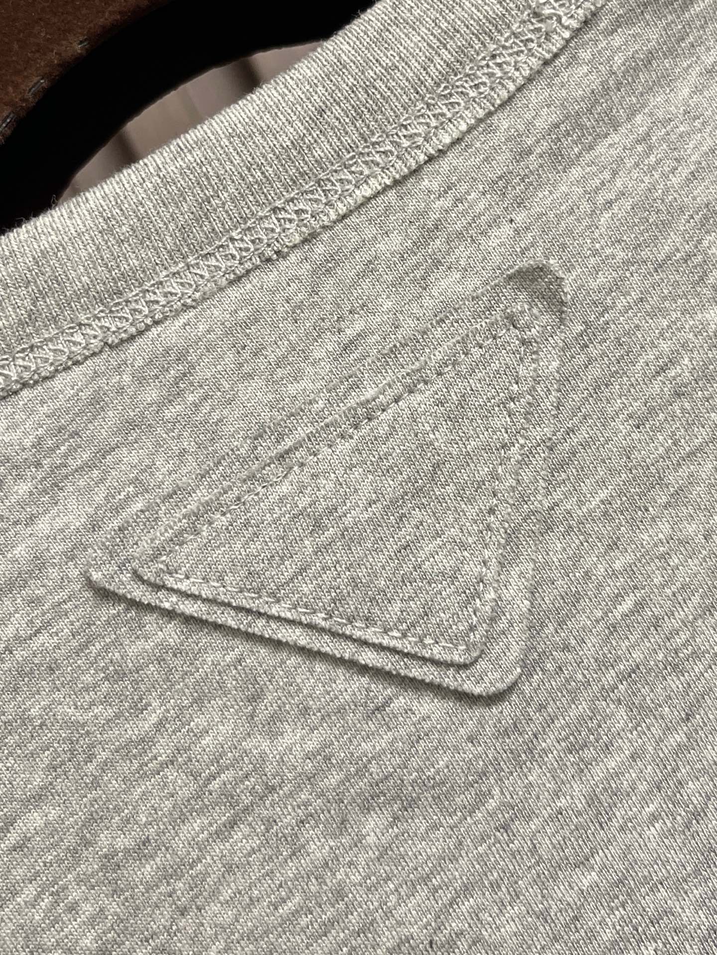 🛒🛒Prada 两面穿短袖T恤，定做32S双纱面料，没有经过特殊处理的天然手感！很多面料都习惯于加硅油增