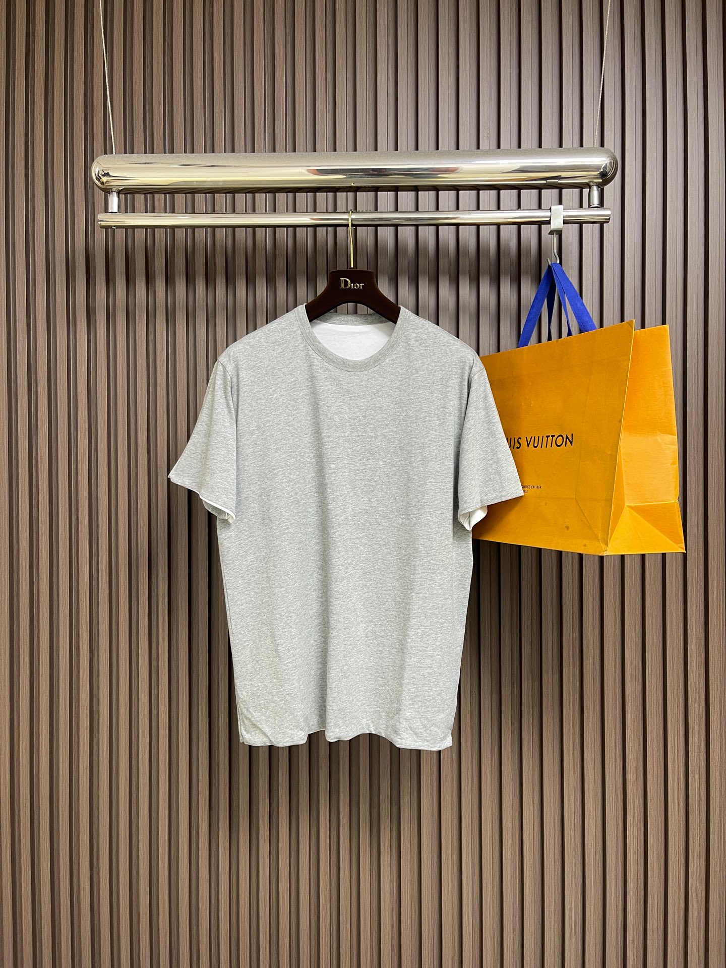 NO:683194,Prada reversible short-sleeved T-shirt, custom-made 32S double yarn fabric, has a natural feel without special treatment!  Many fabrics are accustomed to adding silicone oil to increase their smoothness, and this is the inherent softness of Xinjiang cotton!  The yarn strips are tight and smooth, single-sided circular woven fabric imported from Germany. After weaving, the fabric is shrunk and the weight reaches 230g. The fabric can be said to be the same as the original and looks tougher in texture, but it is superior to single-ply yarn fabrics in terms of feel and strength. Sizes S-XL S size bust 106 shoulder width 46 length 70 M size bust 111 shoulder width 48 length 72 L size bust 116  Shoulder width 50, length 74, XL chest size 121, shoulder width 52, length 76, prada, T-shirt, tees, t-shirt,19860909Prada 两面穿短袖T恤,定做32S双纱面料,没有经过特殊处理的天然手感！很多面料都习惯于加硅油增加柔滑度,而它这个就是新疆棉自带的柔软！纱条紧密光滑,德国进口单面大圆机织布,织布好以后在经过缩水步骤,克重达到230g.面料上可以说是跟原版一样看起来纹理是比较硬郎的,但是无论从手感还是强度上都优越于单股纱面料.尺码S-XL  S码 胸围106 肩宽46 衣长70 M码胸围111肩宽48 衣长72 L码 胸围116 肩宽50 衣长74 XL码胸围121 肩宽52 衣长76,,prada,T-shirt,tees，t-shirt,,Men's clothing