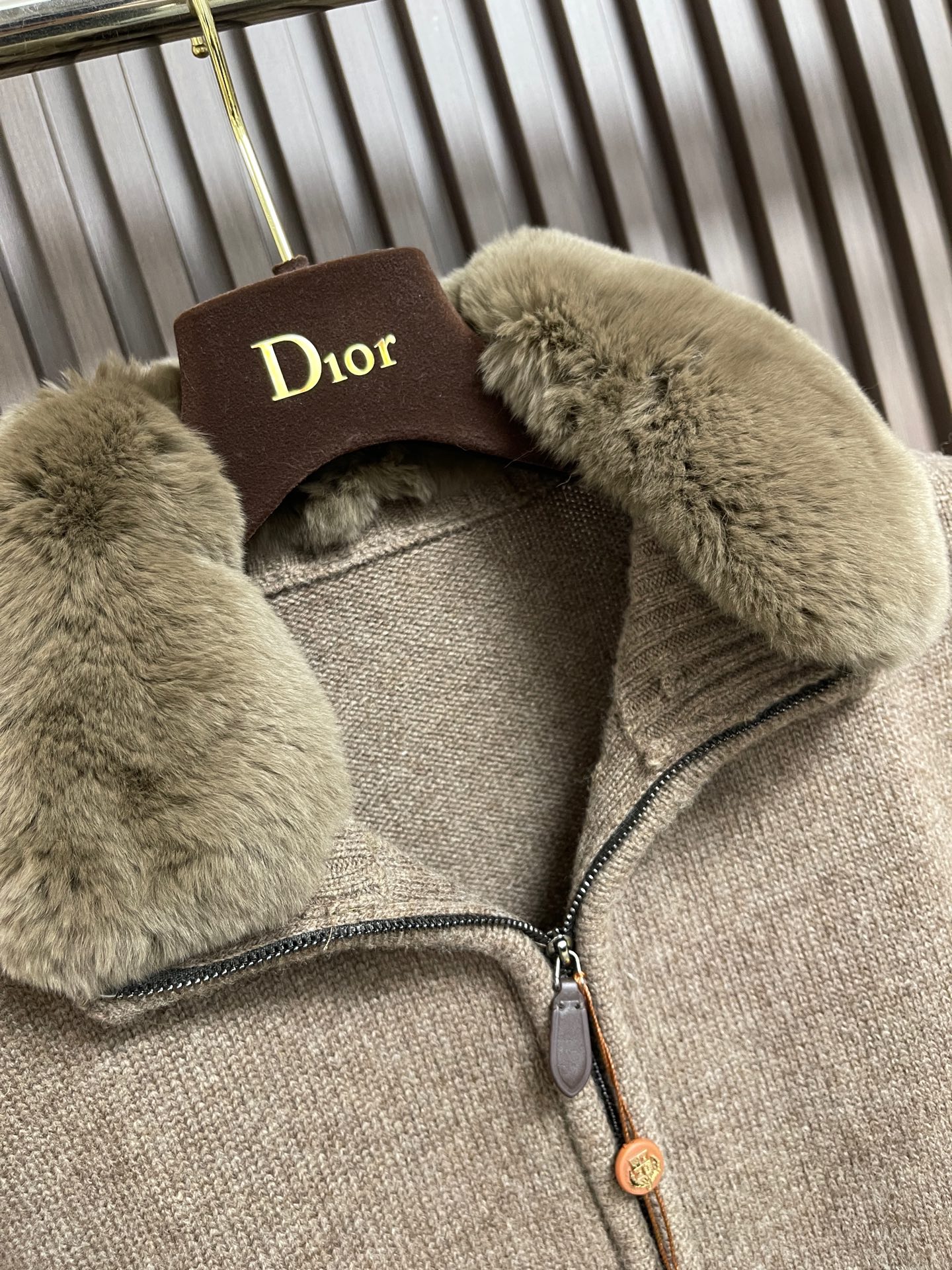 🛒🛒lP🆕 LoroPiana 2026SS早春新款毛领立领拉链针织毛衣开衫！定制羊毛混纺纱线材质织造 