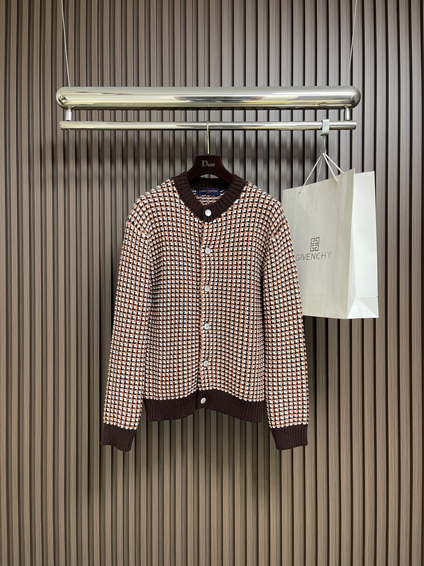 NO:683123,LV 2026ss early spring new houndstooth knitted sweater cardigan, classic houndstooth design, interwoven with brown, white and black colors, retro and fashionable. The knitted fabric is soft and comfortable, loose version + dark lapel, full of layering. It can be easily controlled and matched for daily or light formal occasions, it is elegant and casual, and you can easily get a high-end look!  Size S-XL S size bust 108 shoulder width 45 length 65 M size bust 112 shoulder width 47 length 67 L size bust 116 shoulder width 49 length 69 XL size bust 120 shoulder width 51 length 71,,louis vuitton,sweaters,19860909LV 2026ss早春新款千鸟格针织毛衣开衫,经典千鸟格纹设计,棕白黑三色交织,复古又时髦.针织面料柔软舒适,宽松版型＋深色翻领,层次感满满.日常或轻正式场合都能轻松驾驭,搭配,优雅随性兼具,轻松get高级感穿搭！尺码S-XL S码胸围108肩宽45 衣长65 M码胸围112肩宽47 衣长67 L码 胸围116肩宽49 衣长69 XL码胸围120 肩宽51衣长71,,louis vuitton,sweaters,,Men's clothing