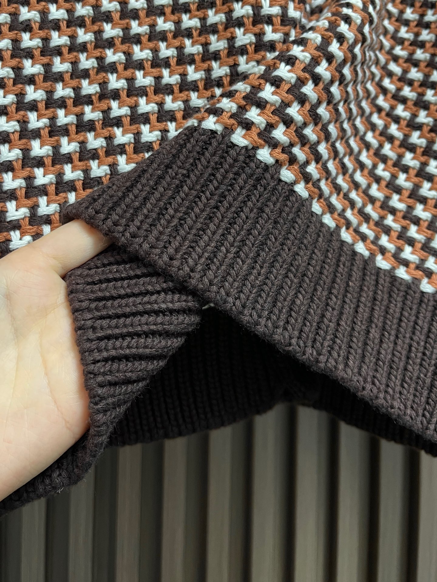 🛒🛒LV 2026ss早春新款千鸟格针织毛衣开衫，经典千鸟格纹设计，棕白黑三色交织，复古又时髦。针织面料