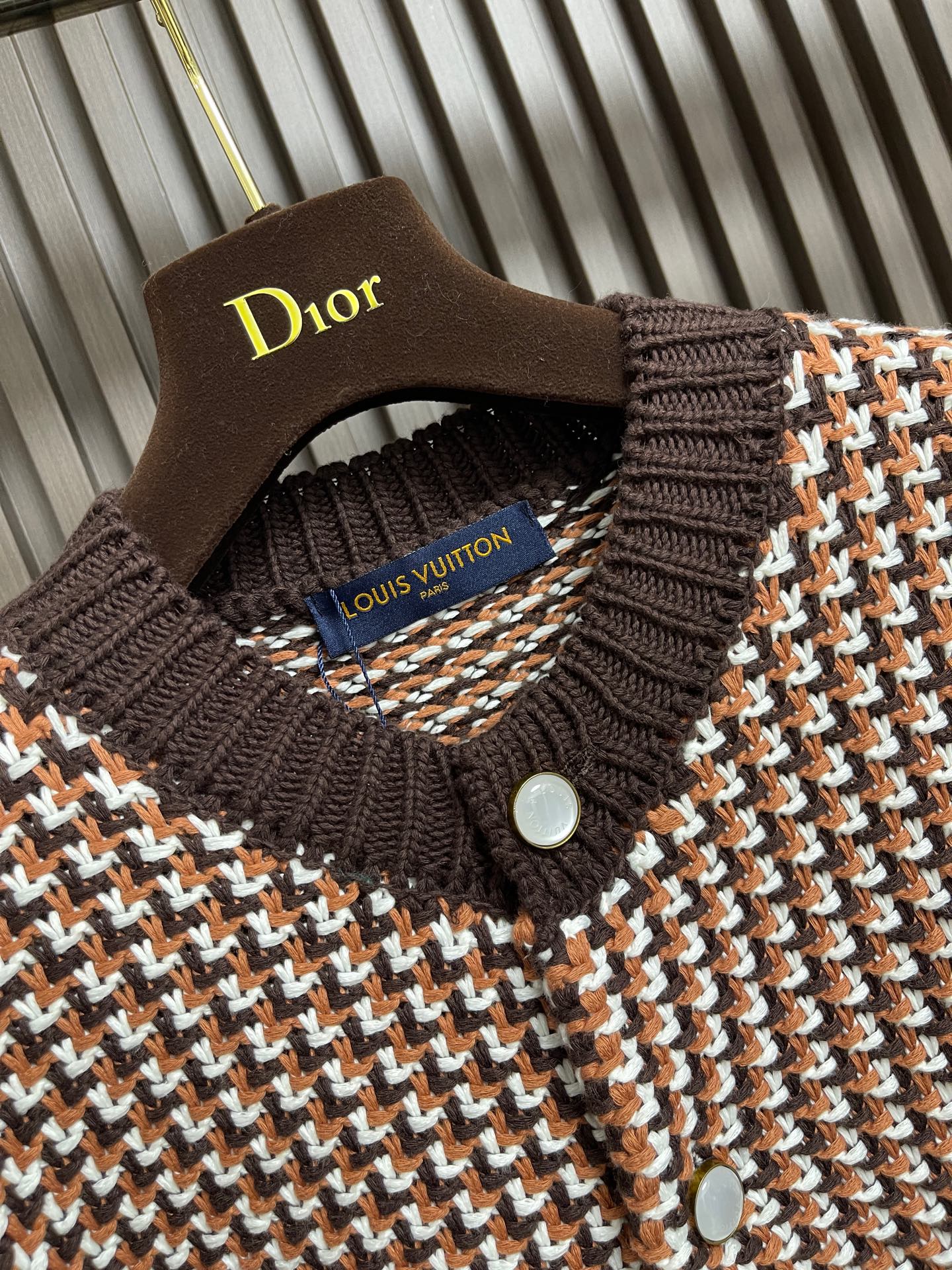 🛒🛒LV 2026ss早春新款千鸟格针织毛衣开衫，经典千鸟格纹设计，棕白黑三色交织，复古又时髦。针织面料