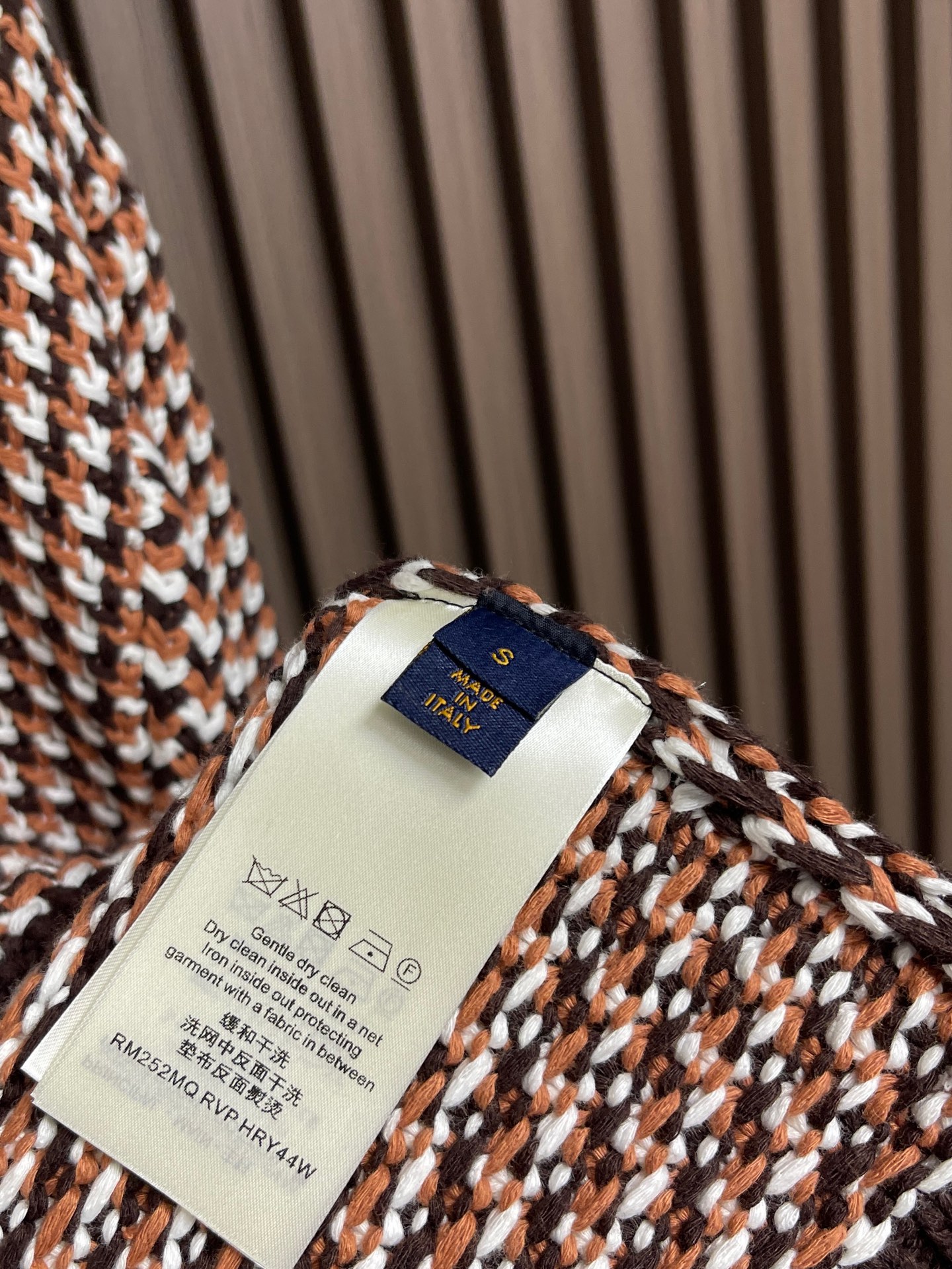 🛒🛒LV 2026ss早春新款千鸟格针织毛衣开衫，经典千鸟格纹设计，棕白黑三色交织，复古又时髦。针织面料