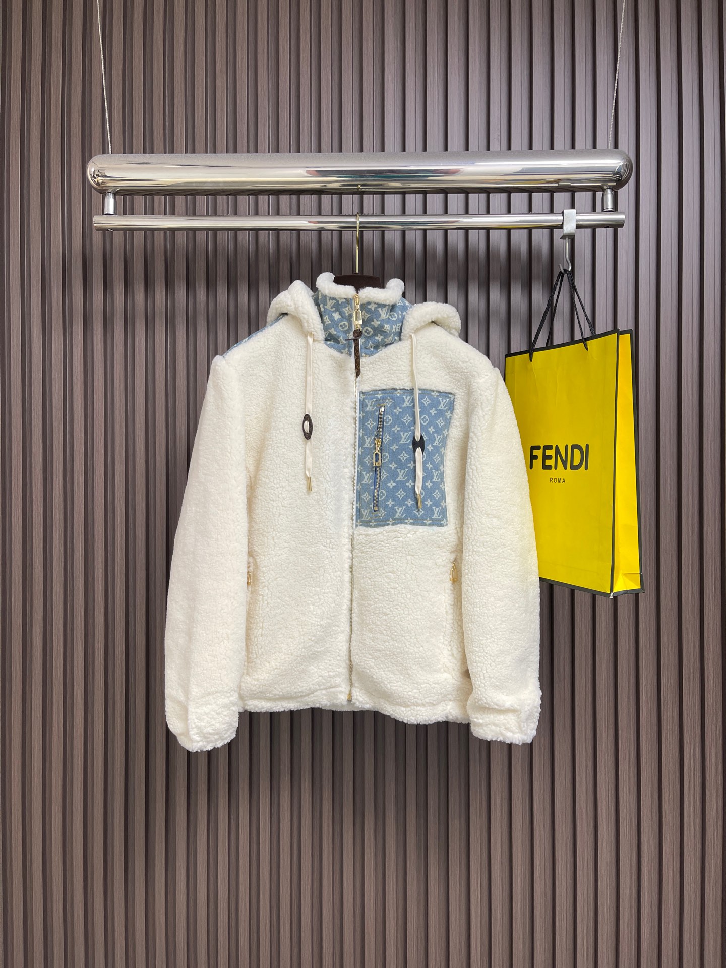 NO:691517,LV MONOGRAM SKI ski series  Suede Teddy hooded jacket, this jacket is made of fluffy sheep wool blended velvet to withstand the cold winter. The contrasting Monogram denim inlay adds a refreshing touch to the chest pocket, high collar and shoulders. The hood and drawstrings upgrade the comfort experience, and the dazzling metal parts add a trendy style. It is an excellent choice for autumn and winter fashion. Its unique feature is that it cleverly splices letter jacquard elements and soft lamb wool. The letter jacquard adds a sense of individuality and trend, breaks the monotony, and highlights the uniqueness.  taste; the lamb wool material brings ultimate warmth, soft and smooth touch, and is extremely comfortable to wear next to the body. The version is loose and stylish, and the same design for men and women does not matter the body shape. It can be easily controlled whether it is matched to show a casual style or to create a sense of vitality. In the cold season, wear it, which is both warm and fashionable, making you stand out from the crowd and become the focus of attention on the street. Size 34-36-38-40-42-44, Louis  vuitton,jackets & coats,jackets & coats,hats,19860909LV MONOGRAM SKI滑雪系列 绒面泰迪连帽外套夹克,本款夹克以蓬松绵羊毛混纺绒布抵御冬季严寒.撞色Monogram牛仔嵌饰为胸袋,高领和肩部增添清新一笔.兜帽与抽绳升级舒暖体验,耀目金属件再添潮流格调.是秋冬时尚的绝佳之选.其独特之处在于将字母提花元素与柔软羊羔毛巧妙拼接,字母提花增添个性潮流感,打破单调,彰显独特品味；羊羔毛材质则带来极致温暖,触感柔软顺滑,贴身穿着舒适无比.版型宽松有型,男女同款设计,不挑身材,无论是搭配展现休闲风,还是配打造活力感,都能轻松驾驭.在寒冷的季节里,穿上它,既保暖又时尚,让你在人群中脱颖而出,成为街头瞩目的焦点.尺码34-36-38-40-42-44,,louis vuitton,jackets & coats,jackets & coats,hats,,Men's clothing