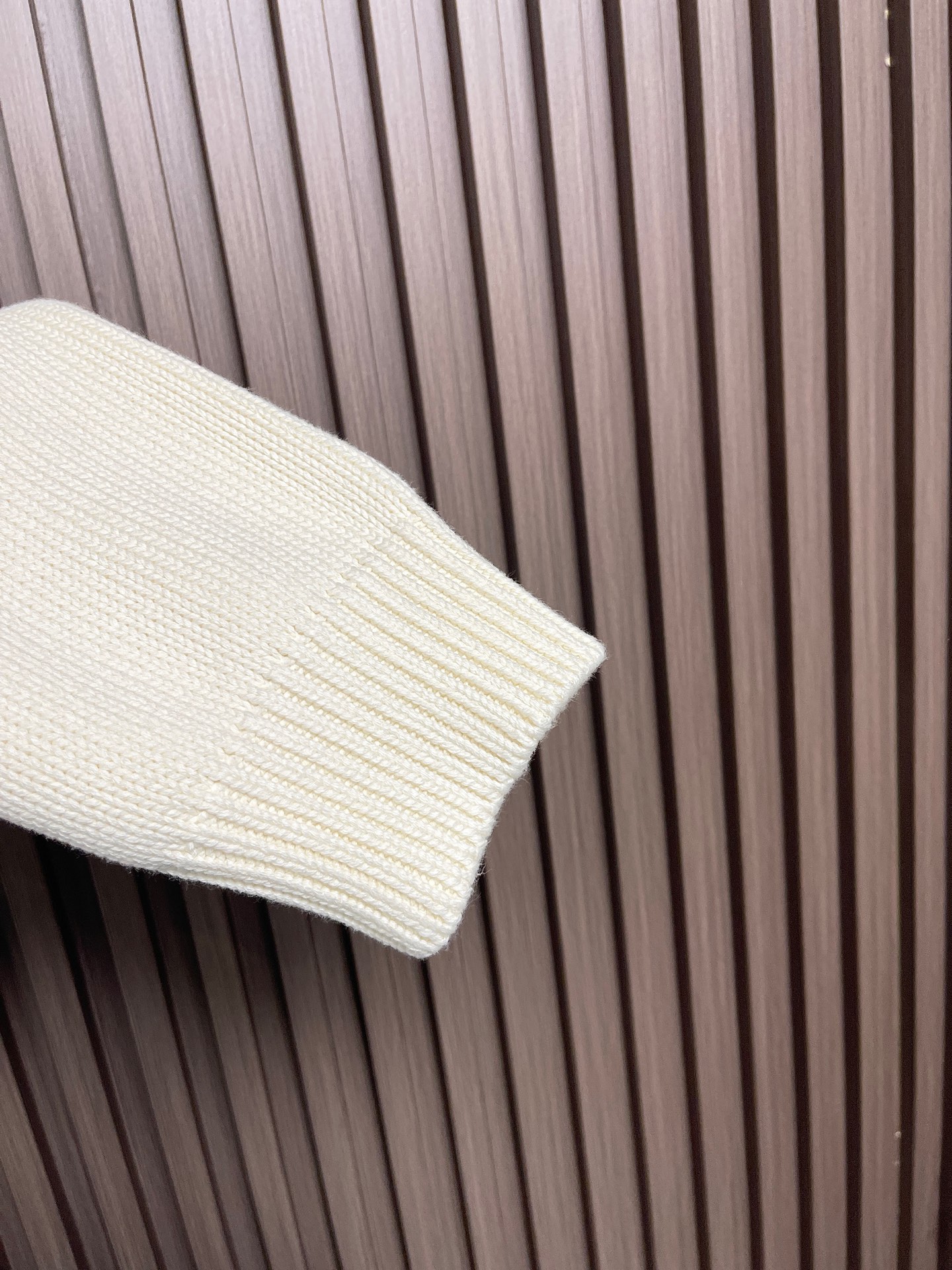 🛒🛒LV 2026SS早春新款针织拉链毛衣开衫，这款外套链夹克采用厚实的纹理针织面料，领口饰有拼色棋盘格