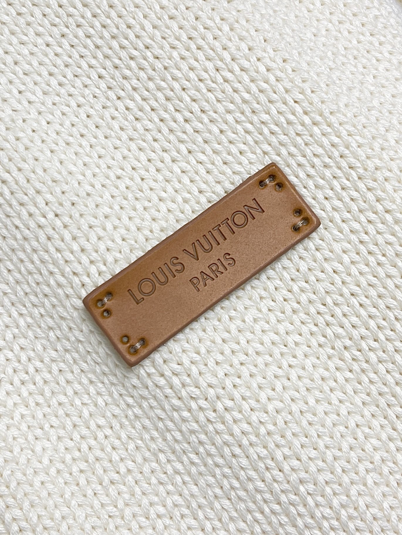 🛒🛒LV 2026SS早春新款针织拉链毛衣开衫，这款外套链夹克采用厚实的纹理针织面料，领口饰有拼色棋盘格