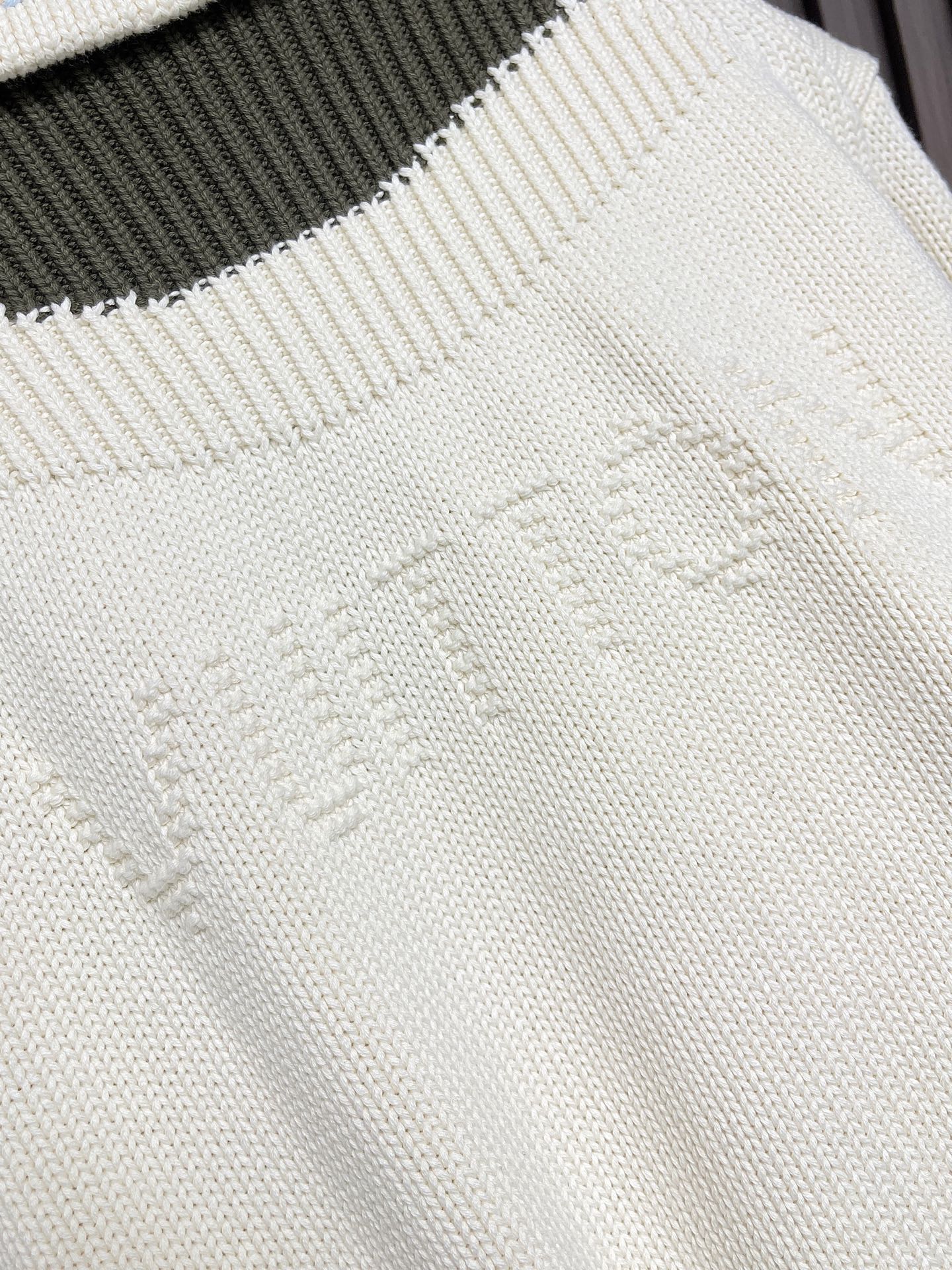 🛒🛒LV 2026SS早春新款针织拉链毛衣开衫，这款外套链夹克采用厚实的纹理针织面料，领口饰有拼色棋盘格