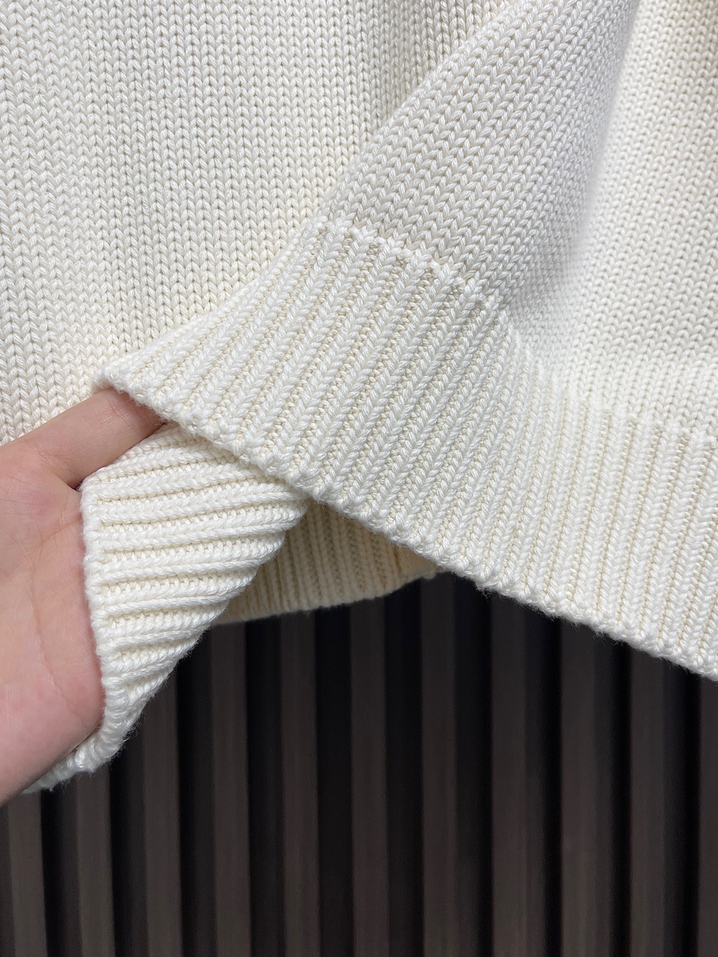 🛒🛒LV 2026SS早春新款针织拉链毛衣开衫，这款外套链夹克采用厚实的纹理针织面料，领口饰有拼色棋盘格