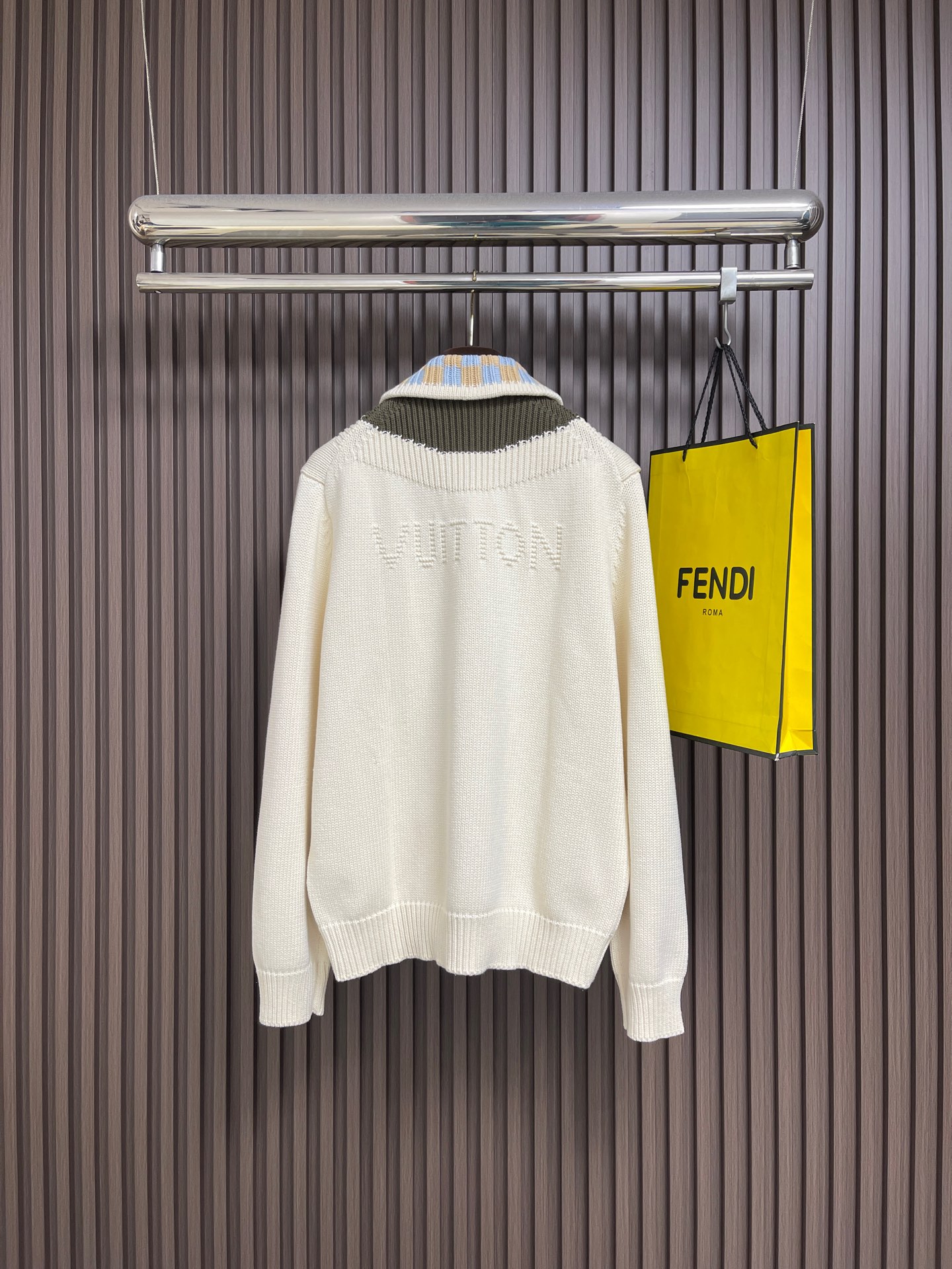 🛒🛒LV 2026SS早春新款针织拉链毛衣开衫，这款外套链夹克采用厚实的纹理针织面料，领口饰有拼色棋盘格