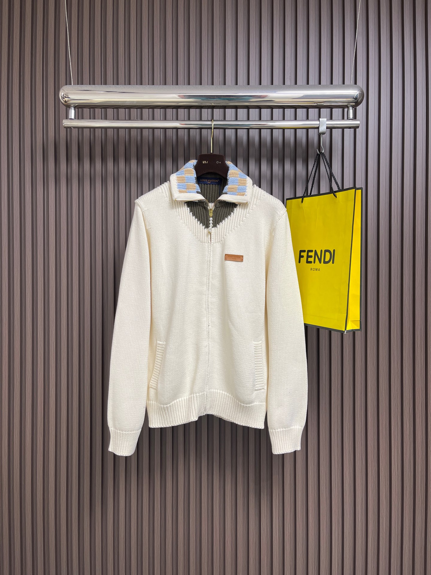 🛒🛒LV 2026SS早春新款针织拉链毛衣开衫，这款外套链夹克采用厚实的纹理针织面料，领口饰有拼色棋盘格