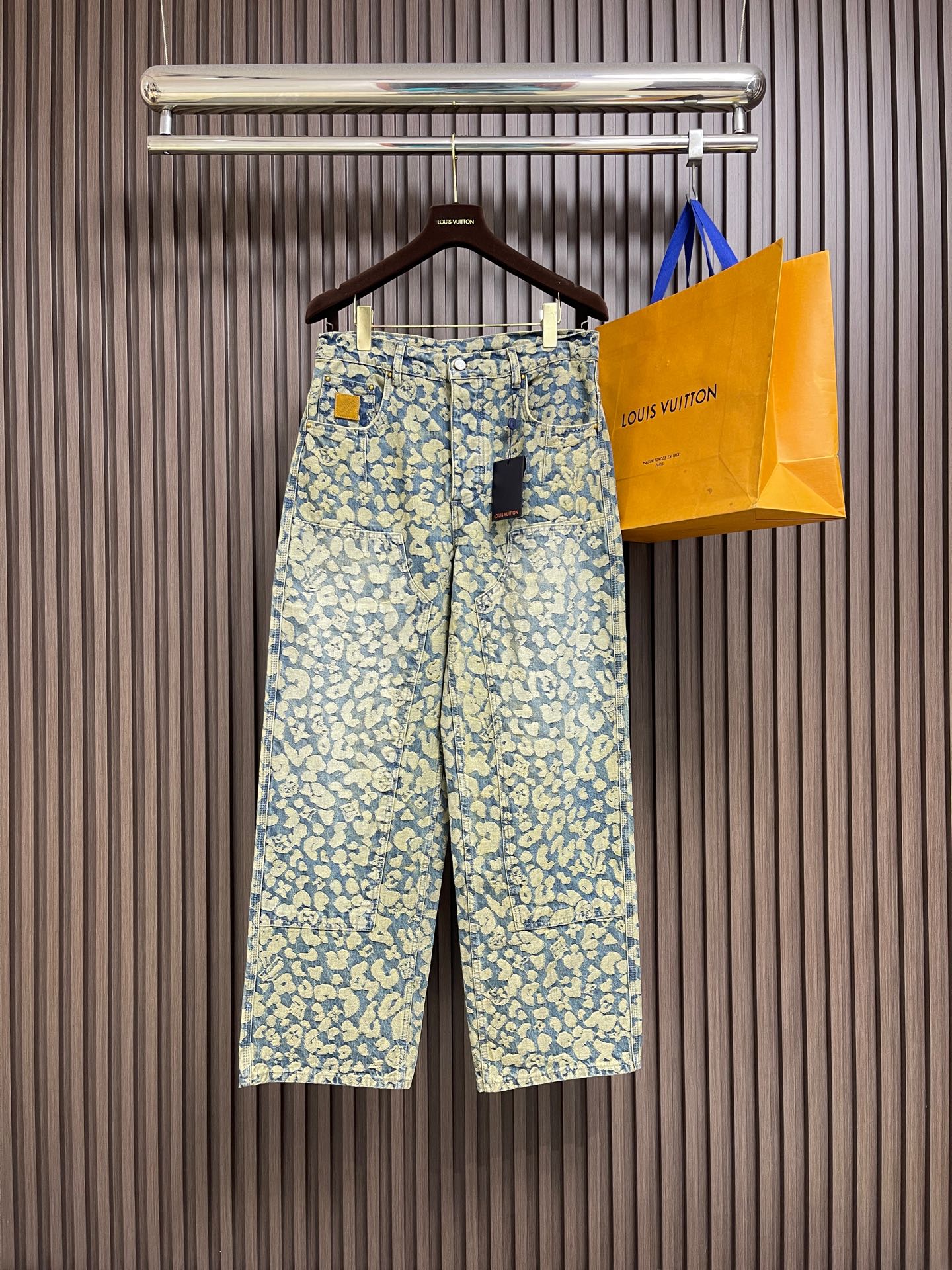 NO:691536,LV  Letter jacquard pearl button work denim trousers. These printed jeans are made of 12-ounce heavyweight denim. They are treated with enzyme washing and stone grinding. The fabric is soft and retains a crisp texture, while forming a natural distressed texture. The camouflage printing on the trousers adopts digital direct injection technology, and the ink penetrates into the inside of the yarn. The color of the pattern is firm, layered and not easy to crack and fall off. The version is loose straight cut and uses dimensional cutting technology to fit the human body.  Engineering, the crotch is reinforced with the classic maliu process to improve wearing comfort and durability. The waistband is equipped with customized metal buttons and I-buckles, which are treated with anti-oxidation plating and have a thick texture; the edges of the pockets are made of double-lane stitching.  The stitching is fine and even, the side seams and inner seams are all hemmed, and every splicing is perfectly matched. The details show the exquisite trouser-making technology and quality control. The overall routing is straight and delicate, the fabric is comfortable and soft, and the colors are consistent without color difference.  It can be matched with the same style to create a fashionable look, and can be used in various occasions. Customized accessories, complete with three standards, same style for men and women!  Size 28-30-32-34-36,,louis vuitton,jeans,19860909LV 字母提花珍珠扣工装牛仔长裤,这款印花牛仔裤选用12盎司重磅丹宁牛仔布打造,经酵素洗水与石磨工艺处理,面料柔软且保留挺括质感,同时形成自然的做旧纹理.裤身的迷彩印花采用数码直喷工艺,墨水渗透至纱线内部,图案色彩牢固、层次感强且不易开裂脱落.版型为宽松直筒剪裁,运用立体裁剪技术贴合人体工学,裆部采用经典的马骝工艺加固,提升穿着舒适度与耐用性.腰头搭配定制金属纽扣与工字扣,经防氧化电镀处理,质感厚重；口袋边缘采用双道车线工艺,针脚细密均匀,侧缝与内缝均做包边处理,每一处拼接都严丝合缝,细节处彰显精湛的制裤工艺与品质把控.整体走线平直细腻,面料舒适柔软,颜色一致无色差 能与同款搭配营造时尚造型,驾驭各种场合,定制辅料,三标齐全,男女同款！尺码28-30-32-34-36,,louis vuitton,jeans,,Men's clothing