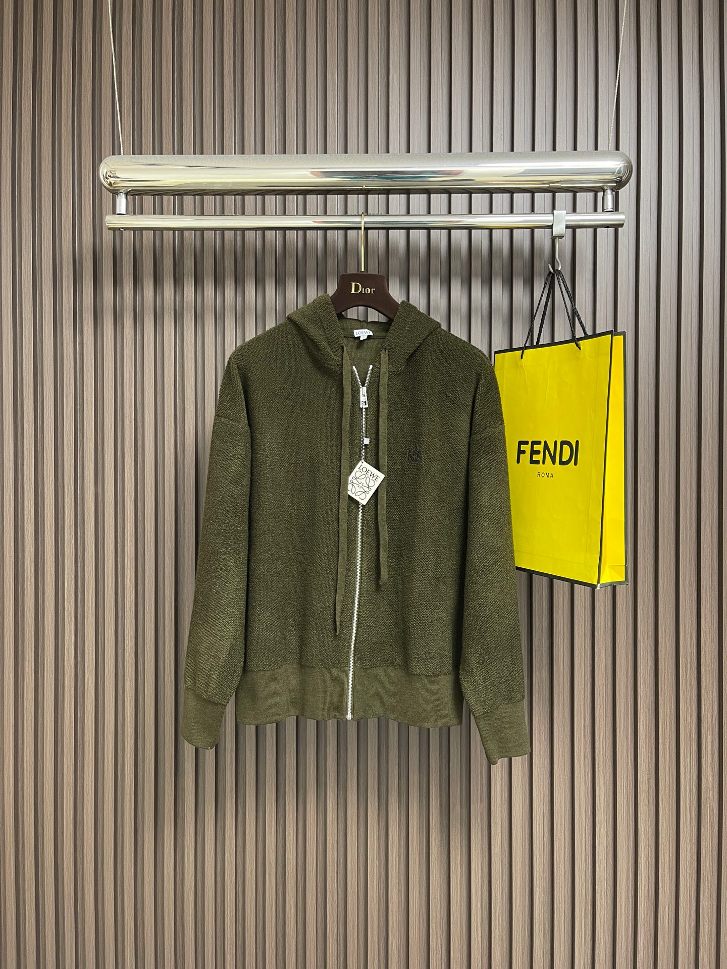 NO:690665,Loewe  The embroidered hooded zipper knitted sweater is made of high-quality wool as the main body, and the unique terry stitching process is a highlight of this piece. This stitching method not only gives a unique texture and texture, but also demonstrates our strict requirements for quality in details. Every stitching is tight and even, as if it is a carefully carved work of art, which not only enhances the clothing  The durability of the fabric adds a unique fashion charm. The ribbed cuffs and hem are the perfect combination of classic and practical. They can fit the body well, prevent cold wind from entering, and play an excellent role in keeping warm. At the same time, the elastic properties of the ribs also ensure the comfort of wearing and will not cause any constraints on body movements. The chest is embroidered  The machine's high-precision computing system controls the collaborative operation of the machine head, needle bar, and bobbin. The cloth frame moves accurately in the horizontal and vertical directions to form a stitch track. The upper and lower thread tensions are adjusted to ensure that the stitches are smooth and free of floating threads, forming anagram embroidery with an error of ±0.1mm. Add detergent, and preliminarily carry out the large goods at a water temperature of about 35 degrees.  Rinse to remove impurities during the production process, and then use protease to gently digest the surface hairiness, fundamentally reducing the tendency to pilling, improving the feel, retaining softness, and eliminating irritation. Finally, after dehydration and drying, the dimensional and shape stability is improved. Sizes S-XL, loewe, sweaters, hats,19860909Loewe 饰刺绣连帽拉链针织毛衣,精选高品质的羊毛为主体,以独特的毛巾布缝线工艺,是这件的一大亮点.这种缝线方式不仅赋予了独特的纹理和质感,更在细节处彰显了我们对品质的严苛要求.每一处缝线都紧密均匀,仿佛是精心雕琢的艺术品,不仅增强了衣物的耐用性,更增添了一份别具一格的时尚韵味.罗纹袖口和下摆,是经典与实用的完美结合.它们能够很好地贴合身体,防止冷风灌入,起到出色的保暖作用.同时,罗纹的弹性特质也保证了穿着的舒适度,不会对肢体活动造成任何束缚.胸口处通过绣花机高精度的计算系统控制机头、针杆、线轴的协同作业,布料框架在水平和垂直方向精准移动,形成针迹轨迹,调整上线和下线张力,确保线迹平整无浮线,形成误差在±0.1mm的anagram刺绣.加入洗涤剂,将大货在约35度的水温下进行初步漂洗,去除生产过程中的杂质,再通过蛋白酶温和的消化掉表面的毛羽,从根源上减少起球倾向,改善手感,保留柔软度,消除刺激感.最后通过脱水和烘干处理之后,提升尺寸和形状稳定性.尺码S-XL,,loewe,sweaters,hats,,Men's clothing