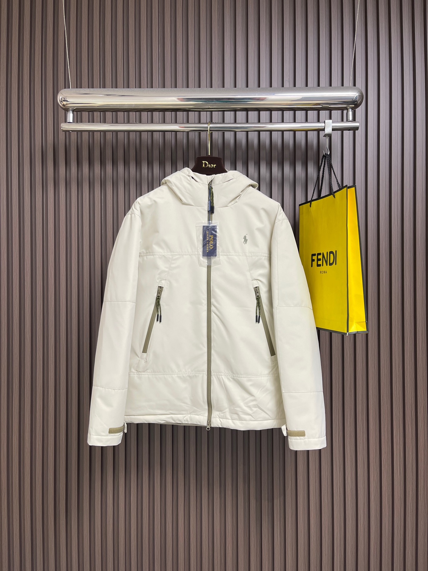 NO:690667,Ralph Lauren Ralph Lauren  Logo hooded down jacket is made of 90 white duck down with a weight of 220g to ensure excellent thermal insulation performance. After rigorous screening and processing, the down is not easy to drill, ensuring durability. The classic jacket has a slightly loose version and a slightly dropped shoulder line (shoulder width ratio is standard  The pattern is 1-2cm wide), the length reaches the hips, and the sleeves are slightly tapered straight sleeves, taking into account freedom of movement and casual style. The adjustable Velcro on the cuffs allows you to freely adjust the tightness according to the thickness of your wrist and personal preferences, effectively preventing cold wind from entering.  , the warmth performance has been improved to a higher level. In terms of storage, the two zipper pockets on the front are convenient for you to place commonly used items, and the zipper design ensures that items are not easily dropped and lost. A built-in pocket on the left side of the chest provides a safe storage space for some small private items. The drawstring design at the hem allows you to adjust the style of the jacket according to your body shape and dressing needs, whether it is loose and casual or slim and neat, you can easily control it. The overall routing is straight and delicate, the fabric is comfortable and soft, and the color is consistent without color difference.  It can be matched with the same style to create a fashionable look, and can be used in various occasions. Customized accessories, complete with three standards, same style for men and women!  Sizes S-XL,,loro piana,jackets & coats,down jacket,hats,19860909拉夫劳伦 Ralph Lauren 徽标连帽羽绒服,选用90白鸭绒,克重达220g,确保保暖性能卓越.绒子经过严格筛选与处理之后,不易钻绒,保证了耐用性,经典夹克微宽松版型,肩线微落（肩宽比标准版型宽1-2cm),衣长至臀部,袖型为微锥度直筒袖,兼顾活动自由度与休闲风格.袖口的可调节魔术贴,让你可以根据手腕粗细和个人喜好自由调整松紧,有效防止冷风灌入,保暖性能更上一层楼.在储物方面,正面两个拉链口袋,方便你放置常用物品,拉链的设计确保物品不易掉落丢失.胸前左侧内置的一个口袋,则为一些私密小物件提供了安全的存放空间.下摆处的抽绳设计,让你可以根据身材和穿搭需求调节夹克的版型,无论是宽松休闲还是修身利落,都能轻松驾驭.整体走线平直细腻,面料舒适柔软,颜色一致无色差 能与同款搭配营造时尚造型,驾驭各种场合,定制辅料,三标齐全,男女同款！尺码S-XL,,loro piana,jackets & coats,down jacket,hats,,Men's clothing